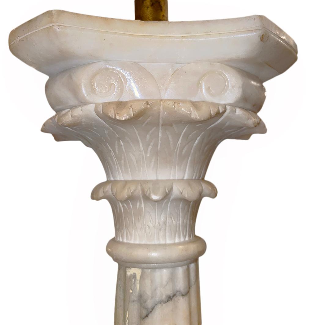 Une paire de grandes lampes de table en albâtre sculpté en forme de colonne, datant des années 1920, avec des bases en marbre.

Mesures :
Hauteur du corps : 28