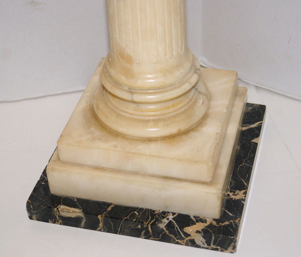 lampe en albâtre sur colonne