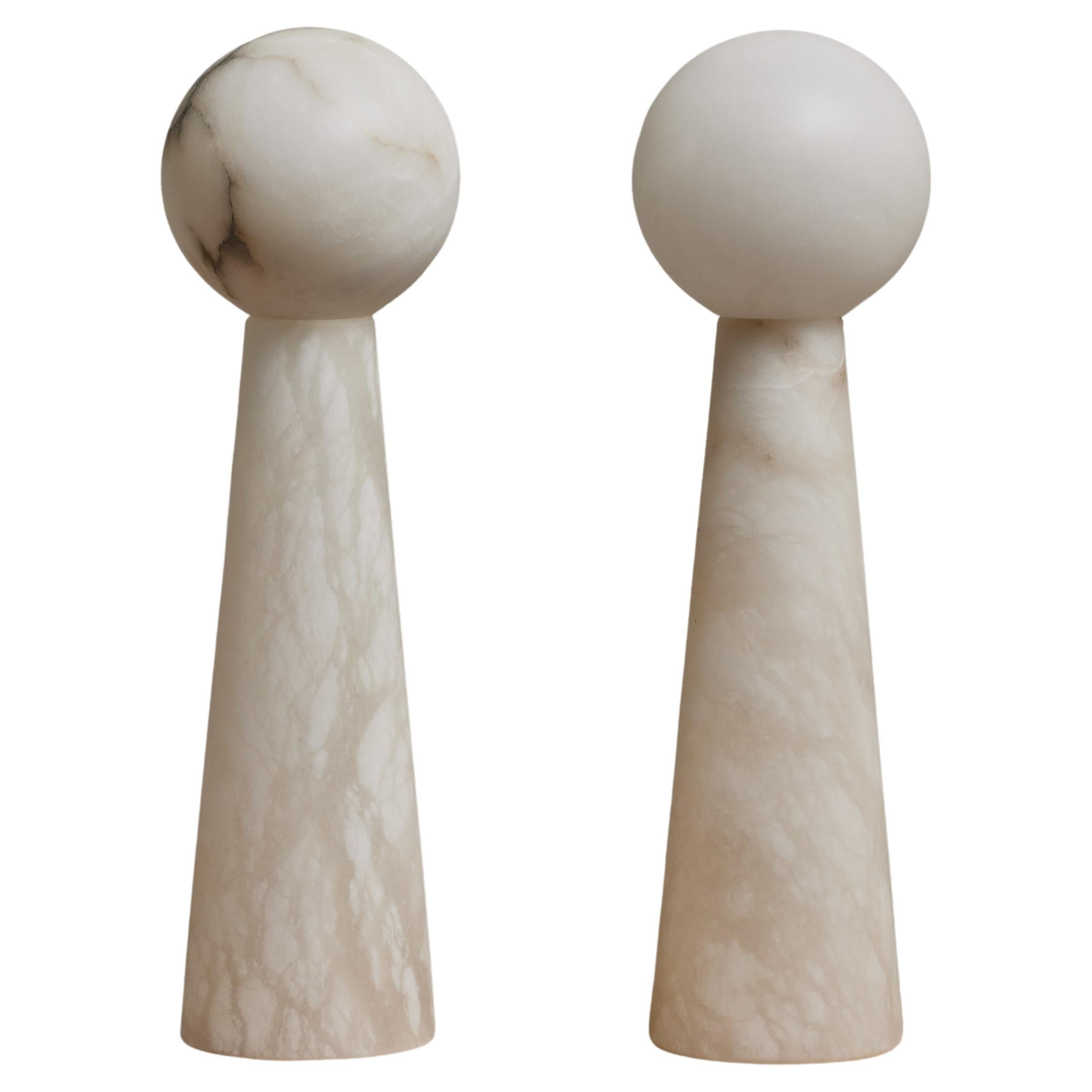 Paar große konische Alabaster-Tischlampen mit Kugeln aus Alabaster im Angebot