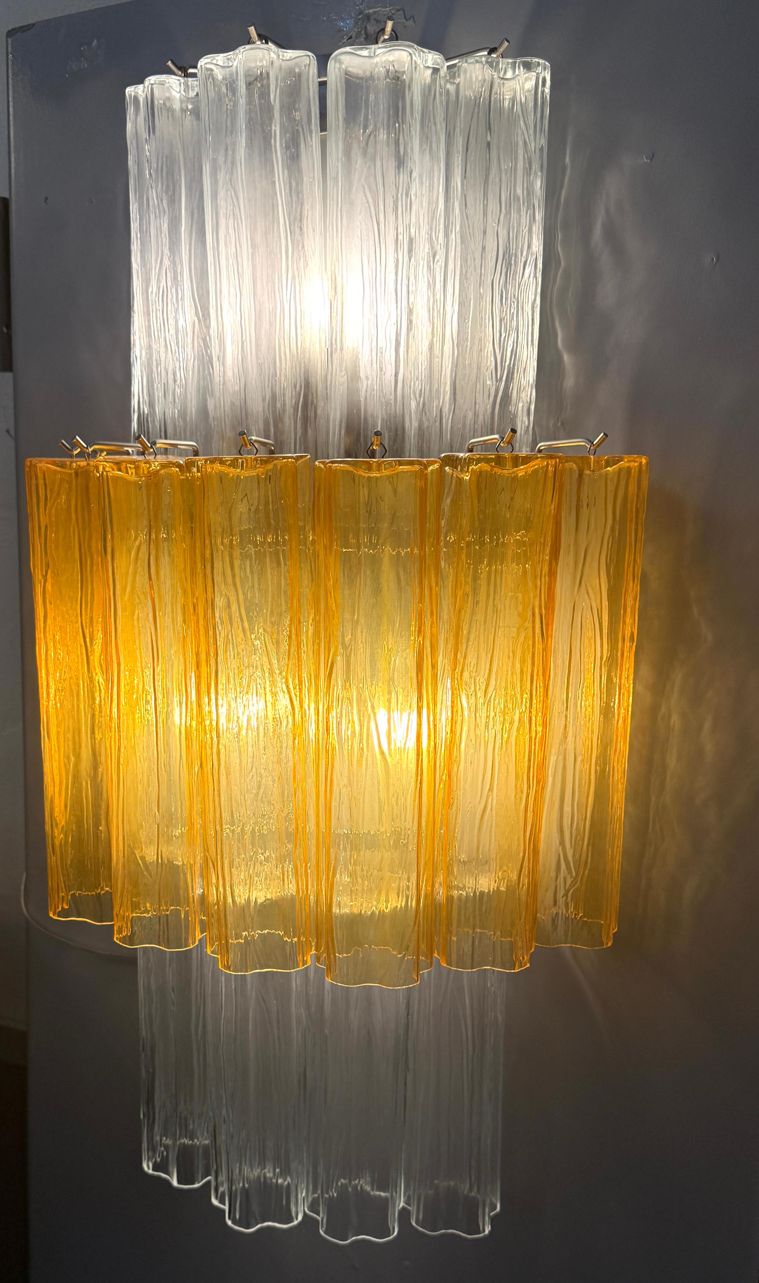 Mid-Century moderno Coppia di grandi lampade da parete in vetro di Murano ambrato e trasparente  1990' in vendita