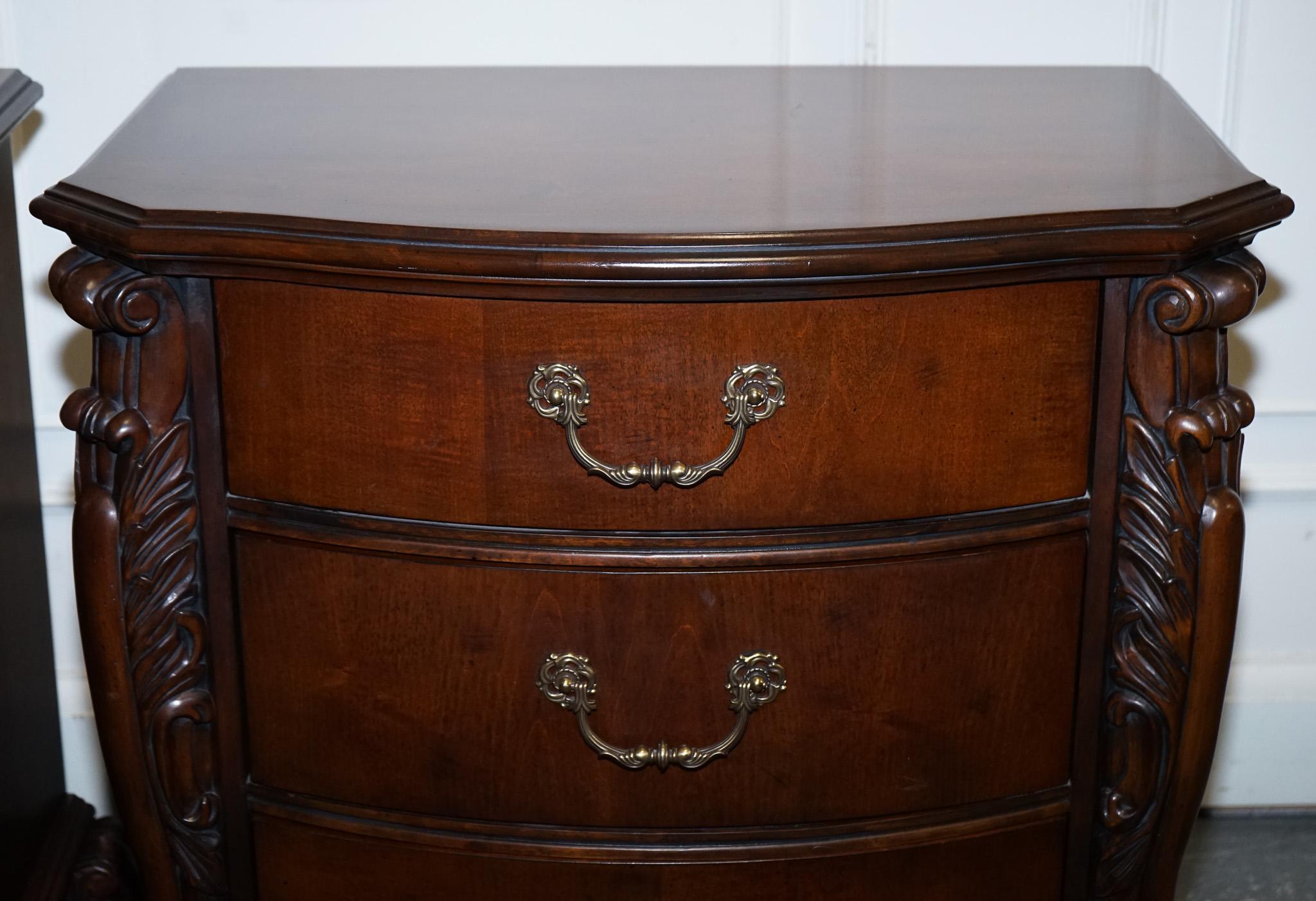 PAIRE DE GRANDES TABLETTES DE NUIT AMERICAINES DE STYLE CHIPPENDALE TABLE DE BEDSiDE en vente 4