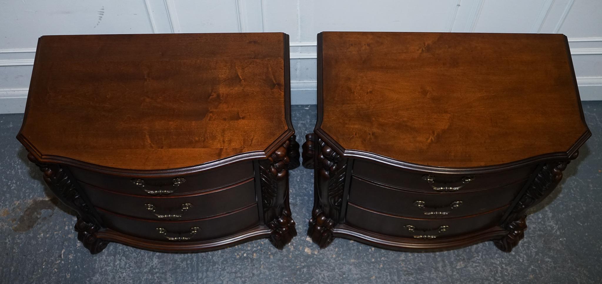 PAIRE DE GRANDES TABLETTES DE NUIT AMERICAINES DE STYLE CHIPPENDALE TABLE DE BEDSiDE en vente 5