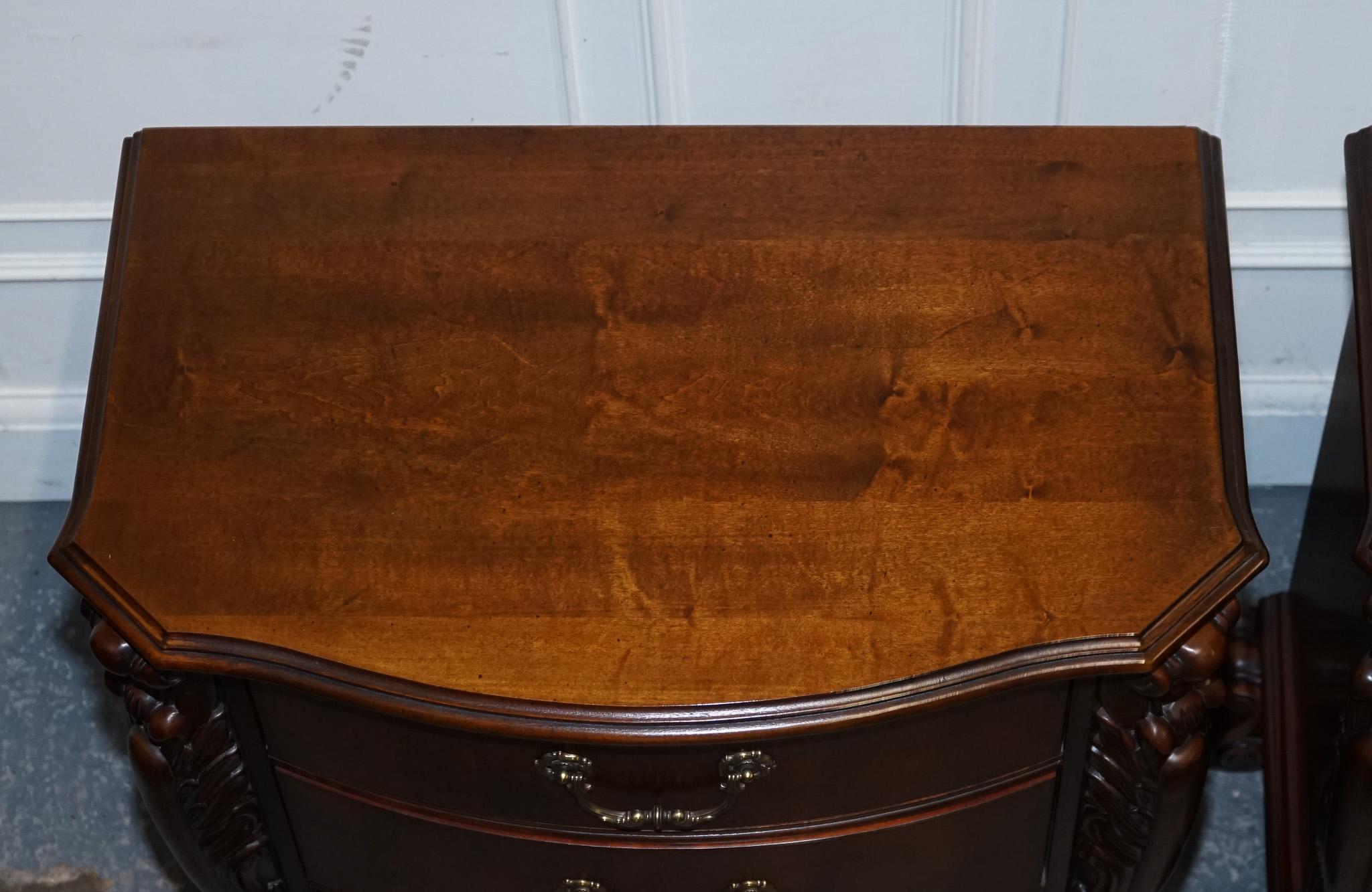 PAIRE DE GRANDES TABLETTES DE NUIT AMERICAINES DE STYLE CHIPPENDALE TABLE DE BEDSiDE en vente 6