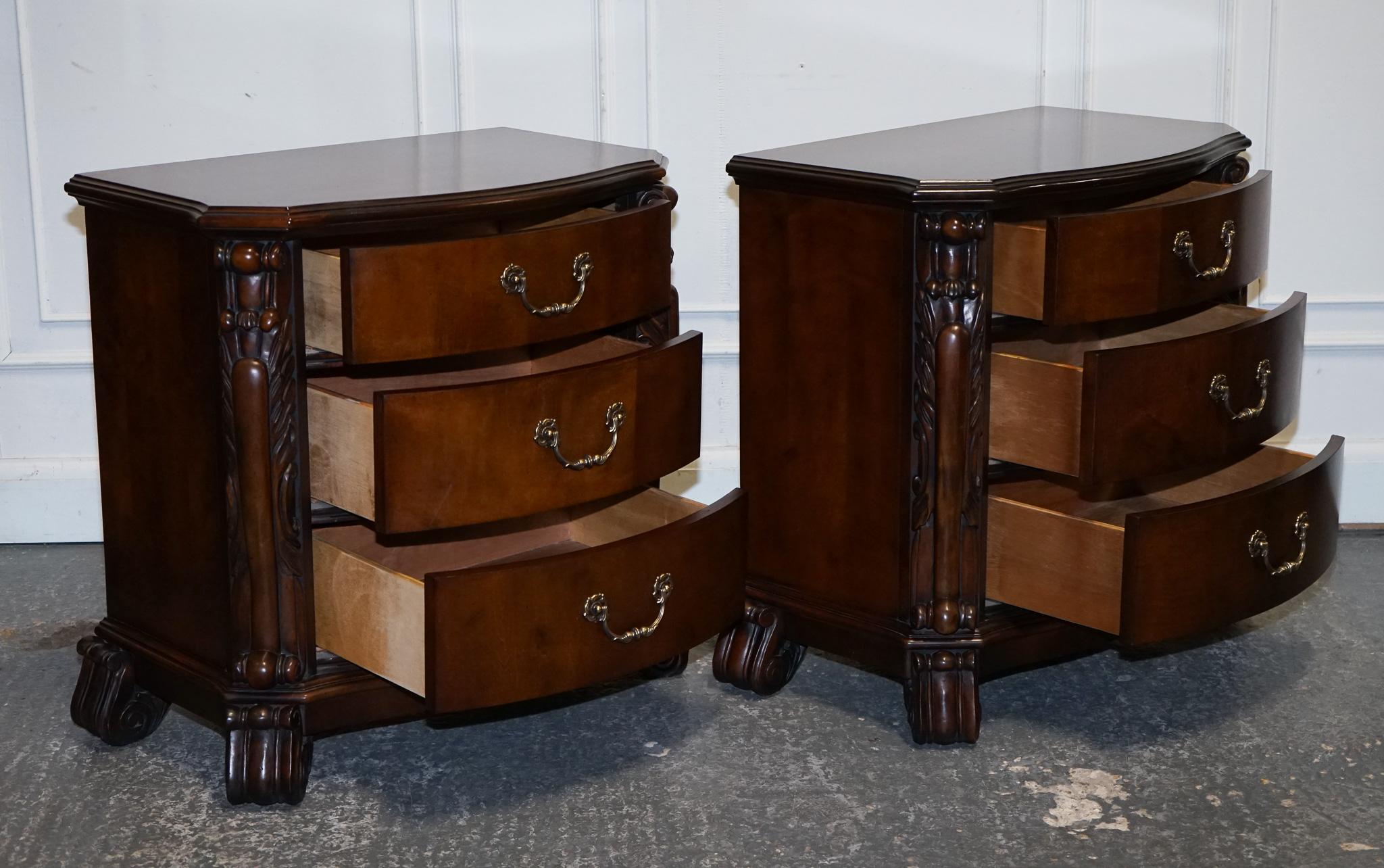 
Antiquités de Londres


Une paire saisissante de grandes tables de nuit américaines de style Chippendale, magnifiquement fabriquées avec la présence audacieuse et les détails raffinés qui définissent ce design intemporel. Ces tables de chevet