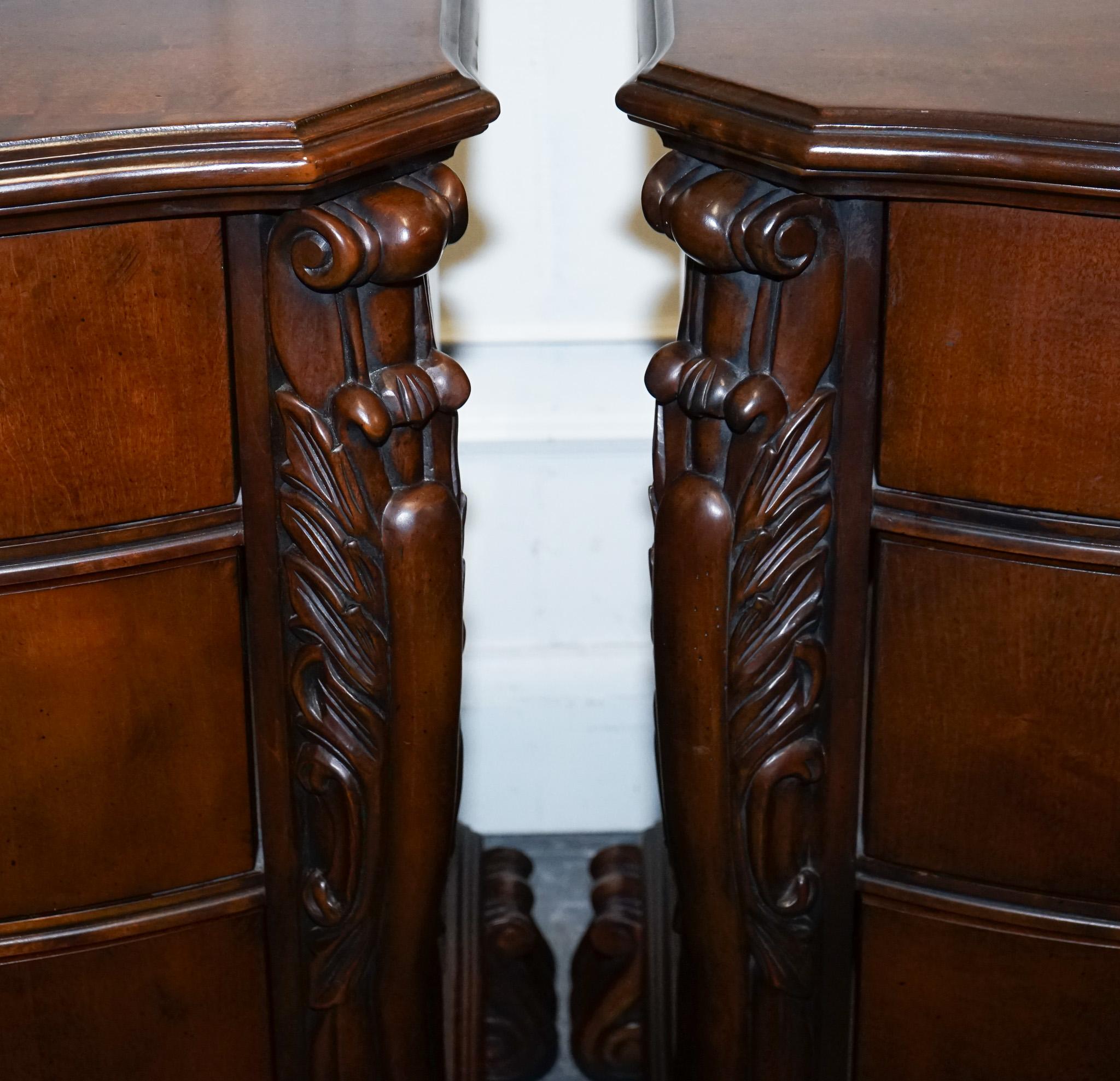 20ième siècle PAIRE DE GRANDES TABLETTES DE NUIT AMERICAINES DE STYLE CHIPPENDALE TABLE DE BEDSiDE en vente