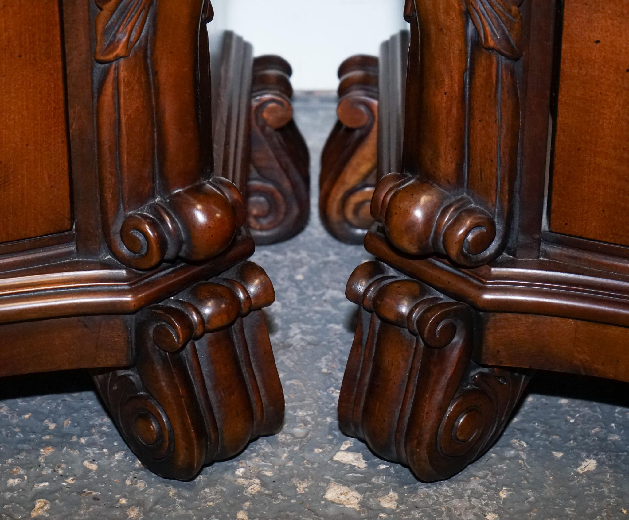 Bois de feuillus PAIRE DE GRANDES TABLETTES DE NUIT AMERICAINES DE STYLE CHIPPENDALE TABLE DE BEDSiDE en vente