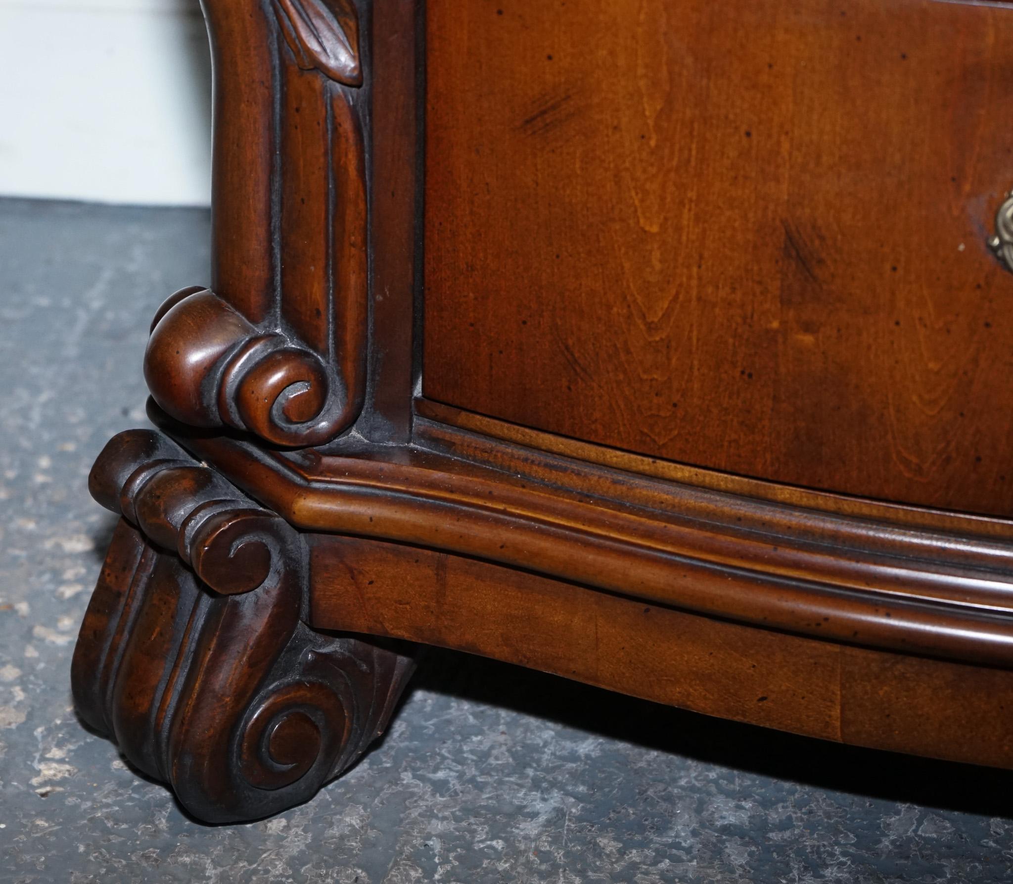 PAIRE DE GRANDES TABLETTES DE NUIT AMERICAINES DE STYLE CHIPPENDALE TABLE DE BEDSiDE en vente 1