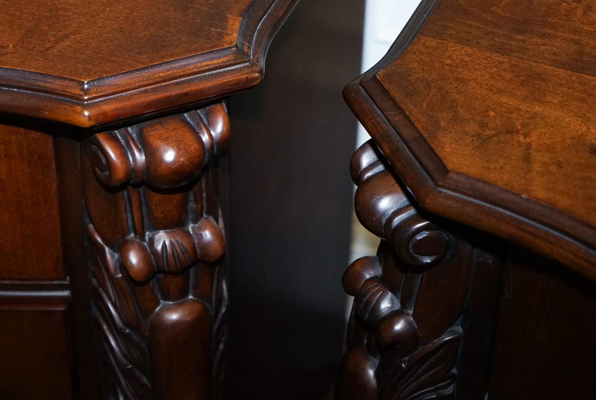 PAIRE DE GRANDES TABLETTES DE NUIT AMERICAINES DE STYLE CHIPPENDALE TABLE DE BEDSiDE en vente 2