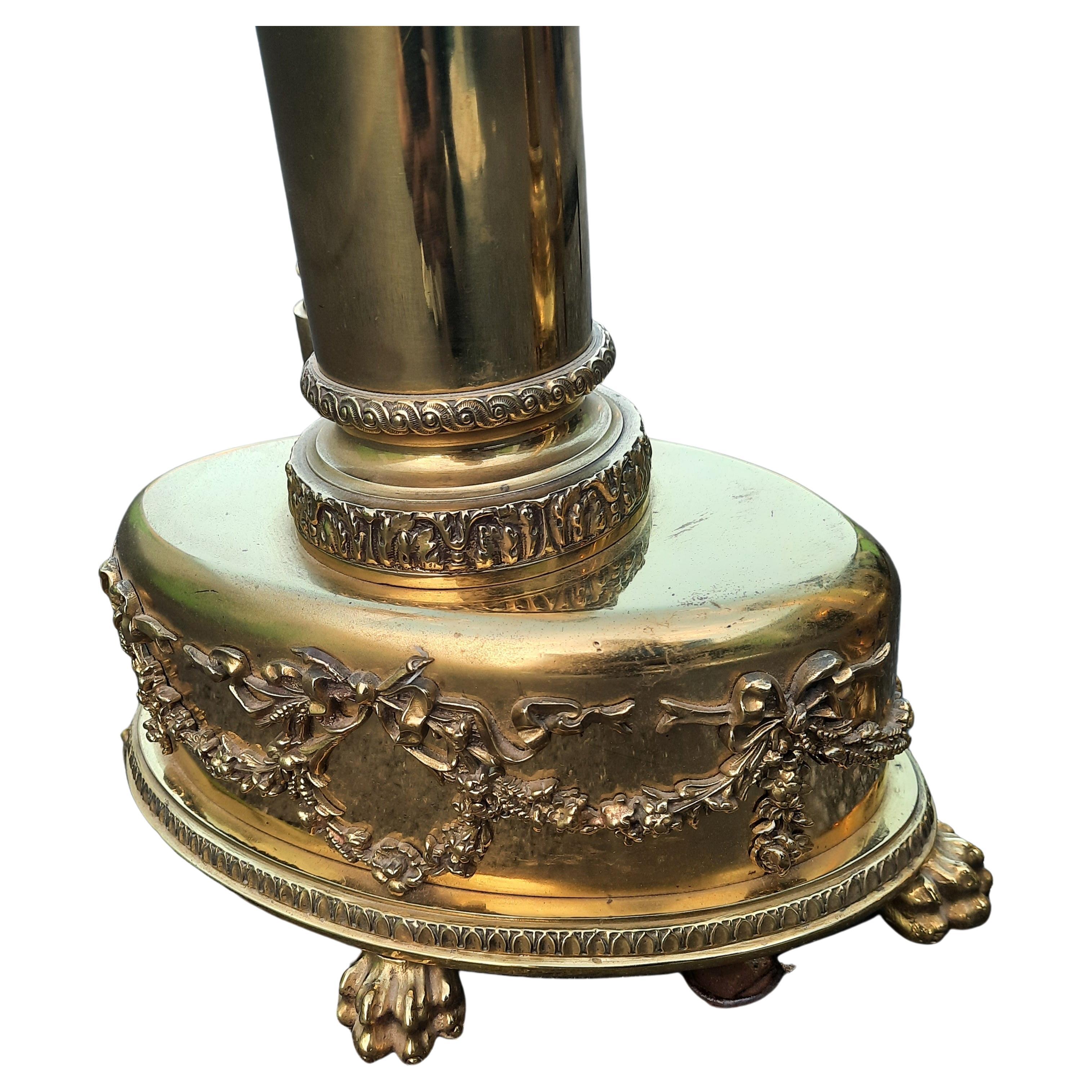 Pareja de grandes morillos de latón ornamentados de estilo federal americano en venta 1