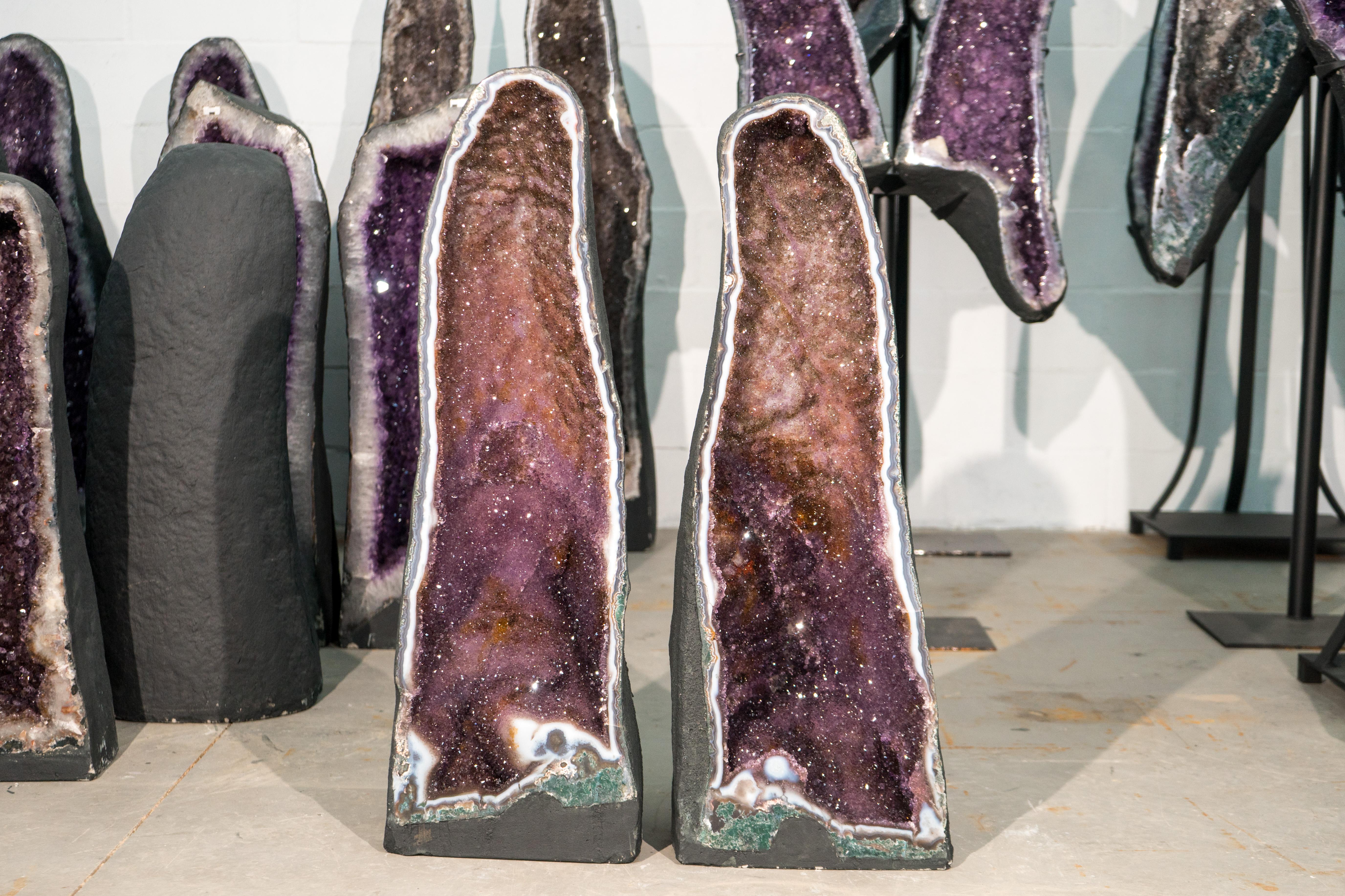 Paar große Amethyst-Kathedralen-Geode mit buntem Galaxy Druzy, Achatrahmen (21. Jahrhundert und zeitgenössisch) im Angebot