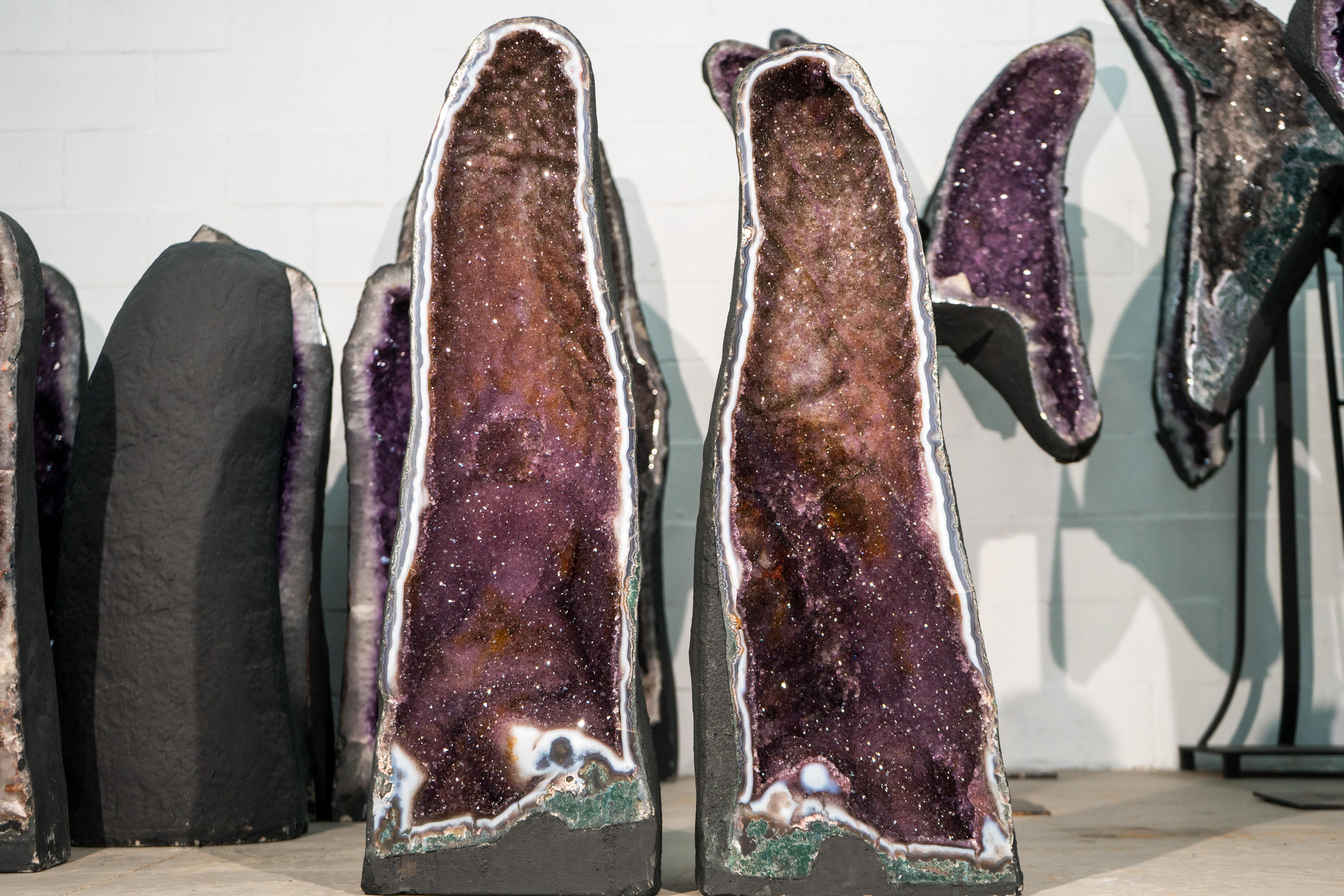 Paar große Amethyst-Kathedralen-Geode mit buntem Galaxy Druzy, Achatrahmen (Kristall) im Angebot