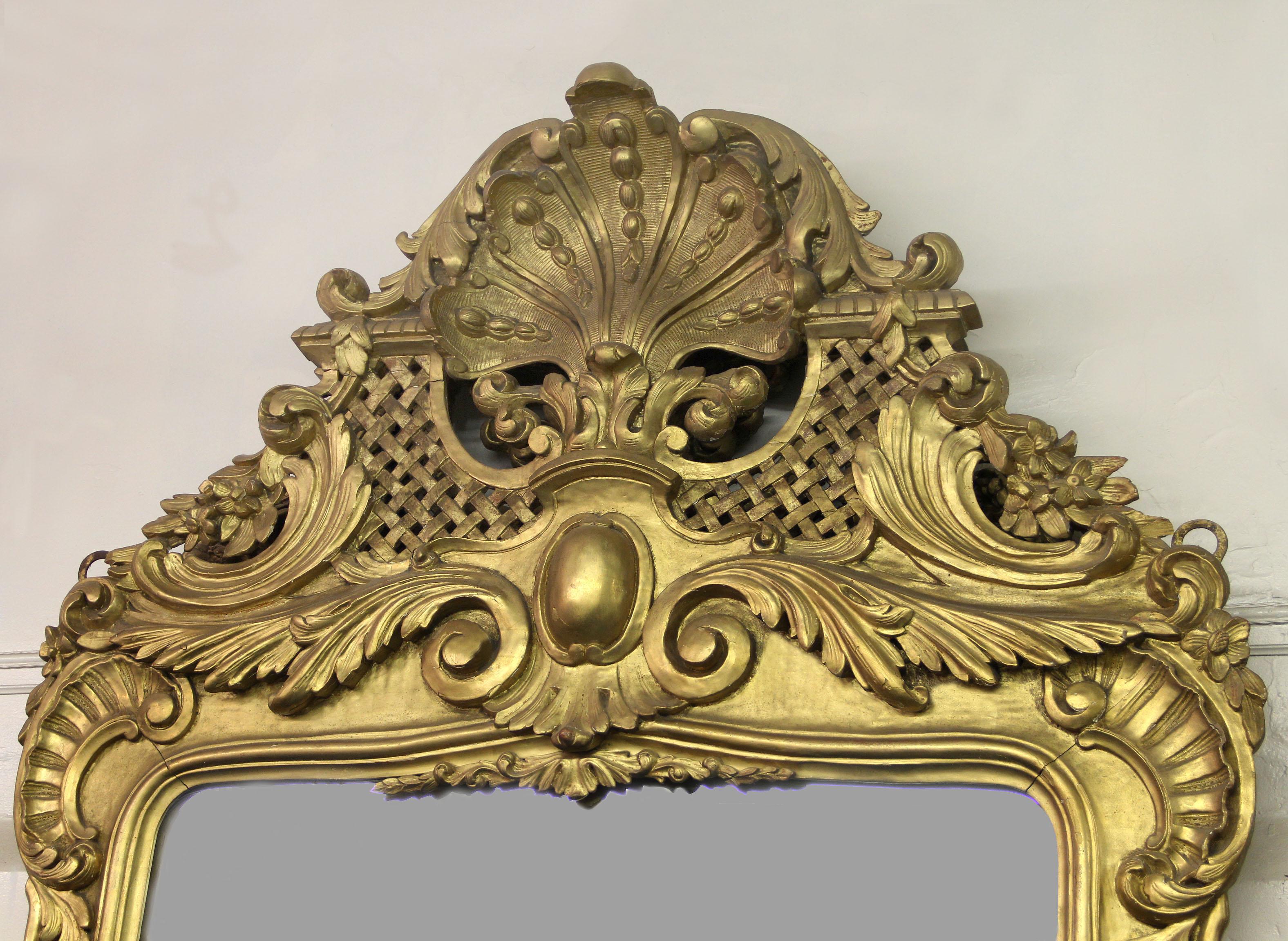 Francese Coppia di specchi in legno dorato intagliati a mano del tardo XIX secolo, di grandi dimensioni e di grande qualità in vendita