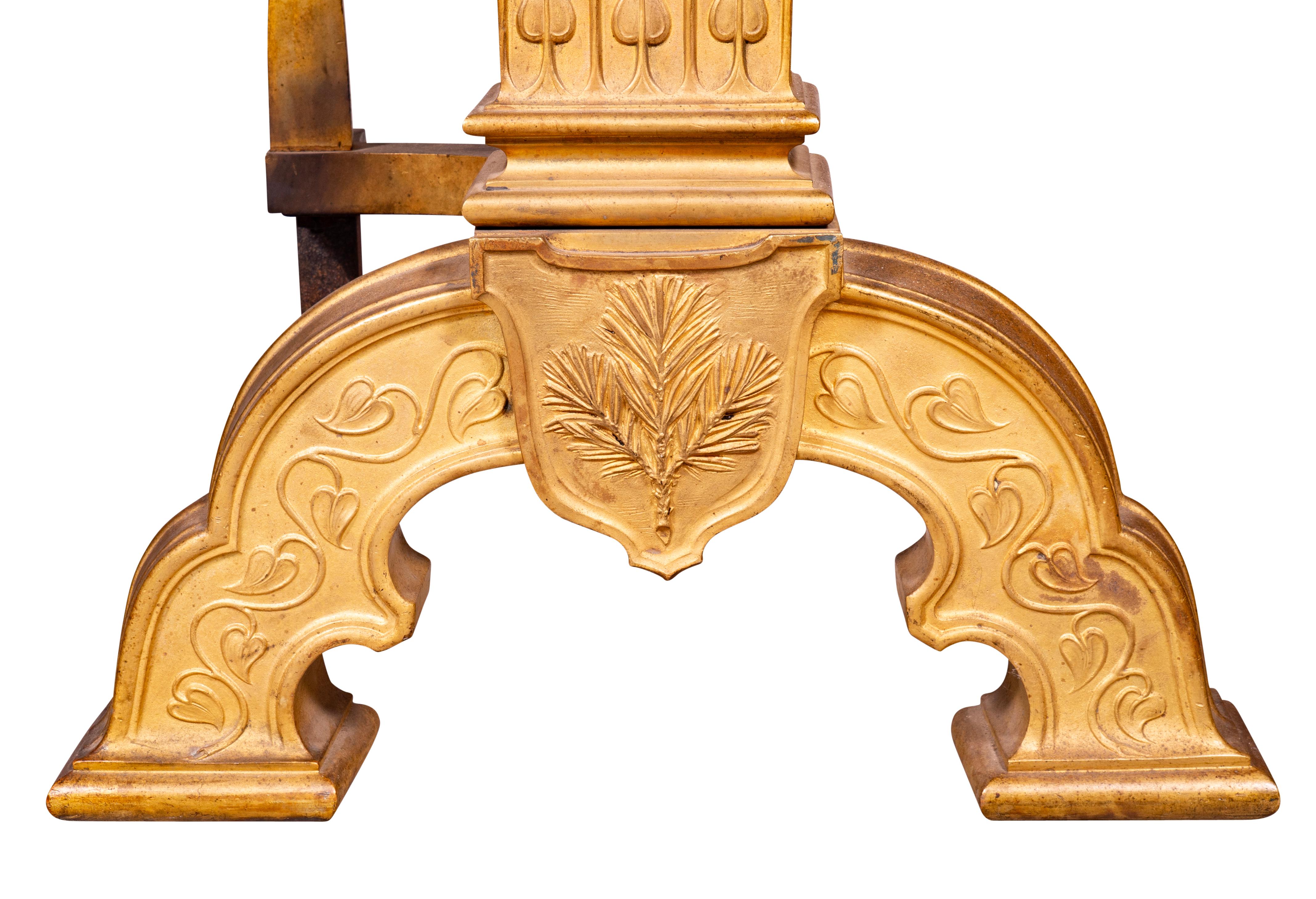 Paar große und beeindruckende Feuerböcke aus vergoldeter Bronze im Arts and Crafts-Stil im Angebot 2