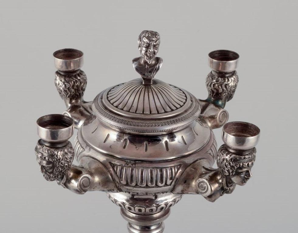 Una coppia di grandi e imponenti candelabri italiani in argento, 800.
Con coperchi.
Periodo: Storicismo.
Ha un marchio di garanzia 800 e un marchio di fabbrica italiano.
Su quattro piedi. 
Seconda metà del XIX secolo.
In perfette