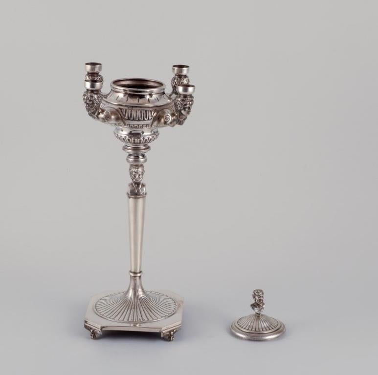 Coppia di grandi e imponenti candelabri italiani in argento. In condizioni ottime in vendita a Copenhagen, DK