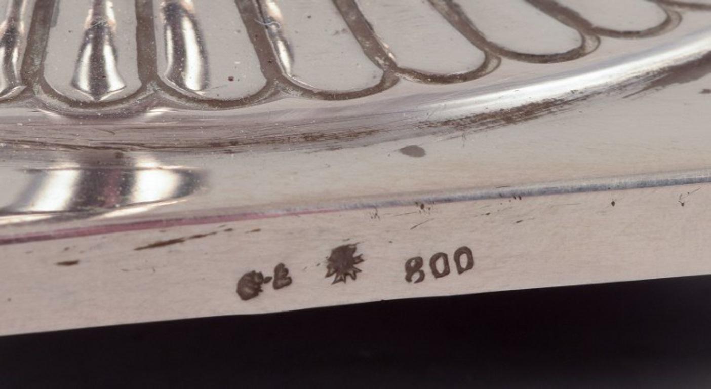 Coppia di grandi e imponenti candelabri italiani in argento. in vendita 3