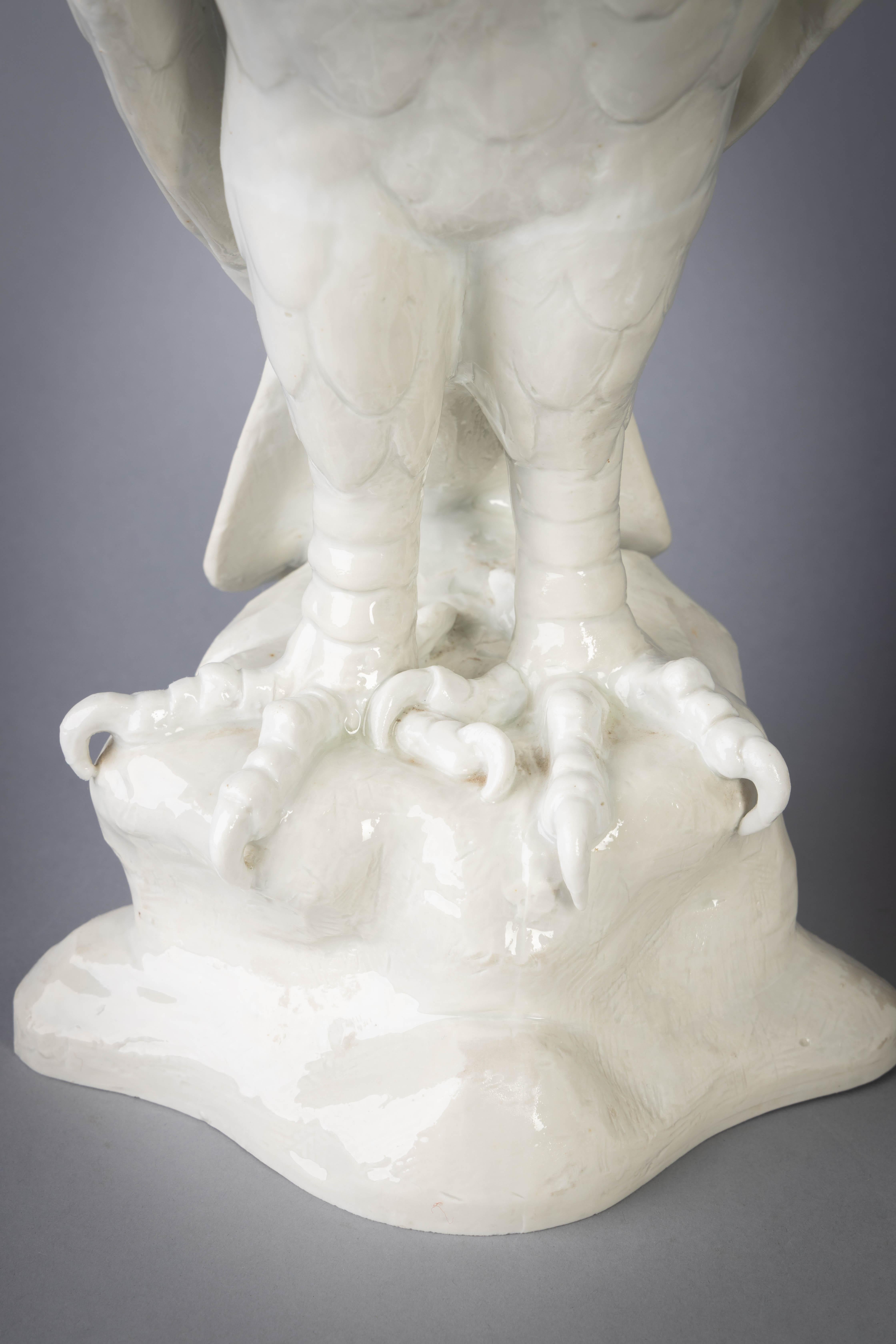 Pareja de grandes e inusuales águilas de porcelana continental, hacia 1875 Porcelana en venta