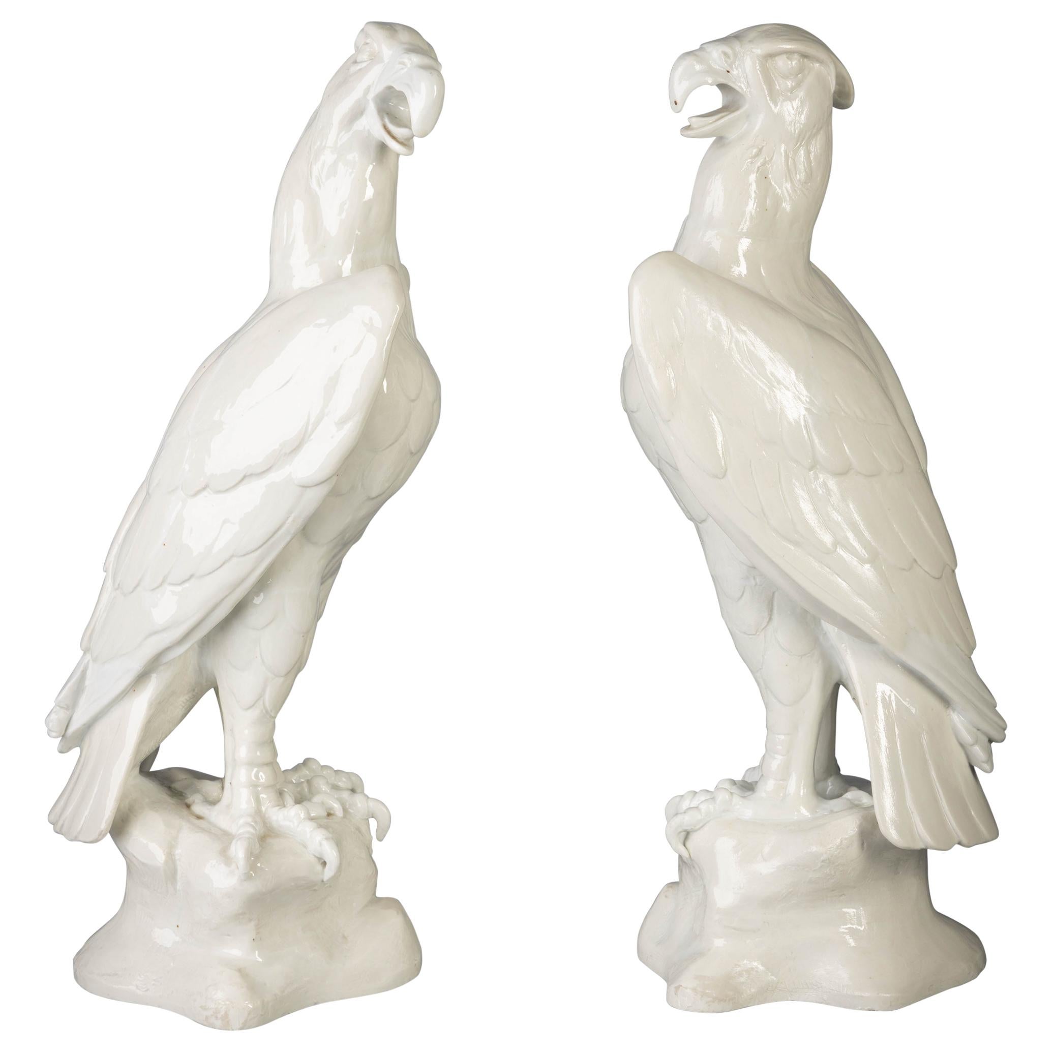 Paire de grands et inhabituels aigles en porcelaine continentale:: vers 1875