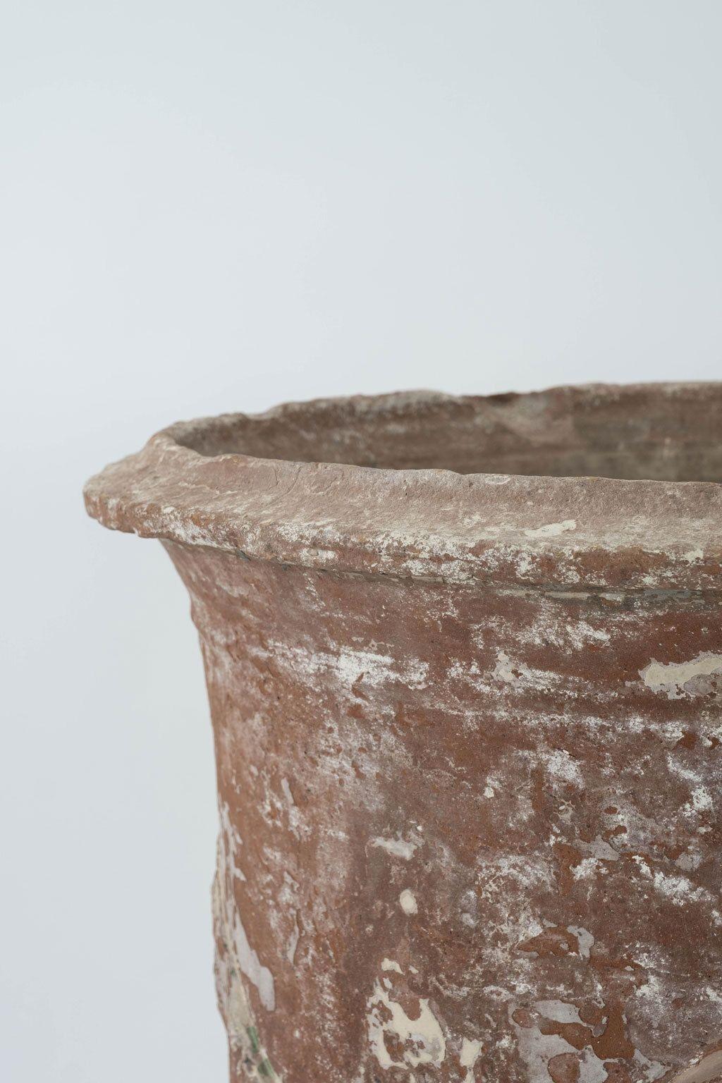Paire de grandes jarres d'Anduze (jardinières) de la poterie Gauthier, vers 1790-1809. Décorée d'une glaçure en goutte d'eau brun foncé et verte et ornée d'un décor de guirlandes en relief. Marqué de l'écusson de Gauthier dans le cartouche. On pense