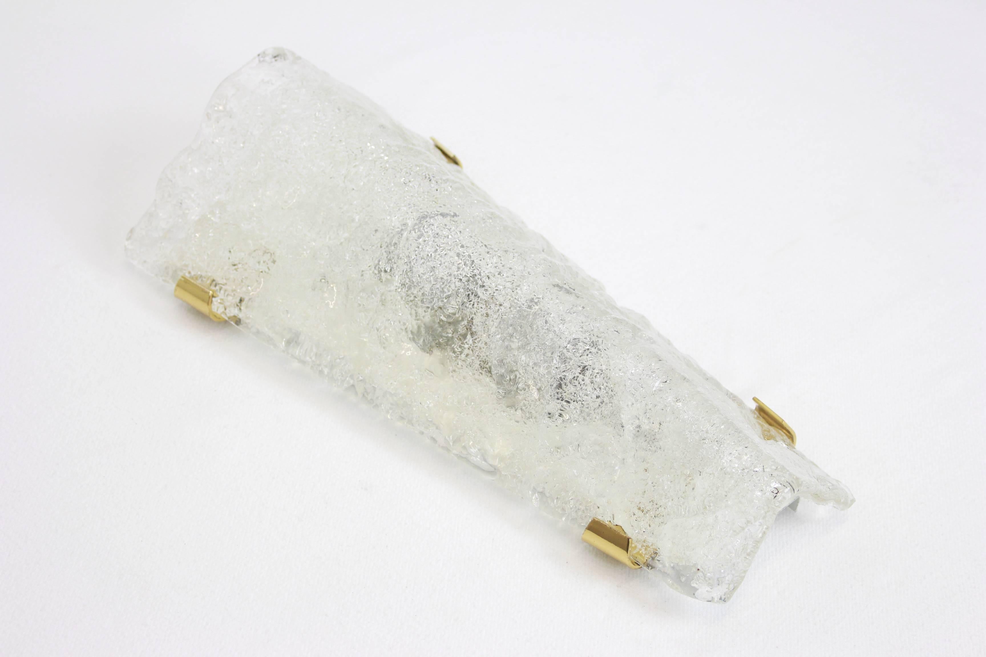Magnifique paire d'appliques angulaires en verre avec supports en laiton par Hillebrand Leuchten, Allemagne, vers les années 1960.

Chacune prend deux ampoules E14 (max. 40 watts pour chaque ampoule) et fonctionne sur une tension de 110 à 240