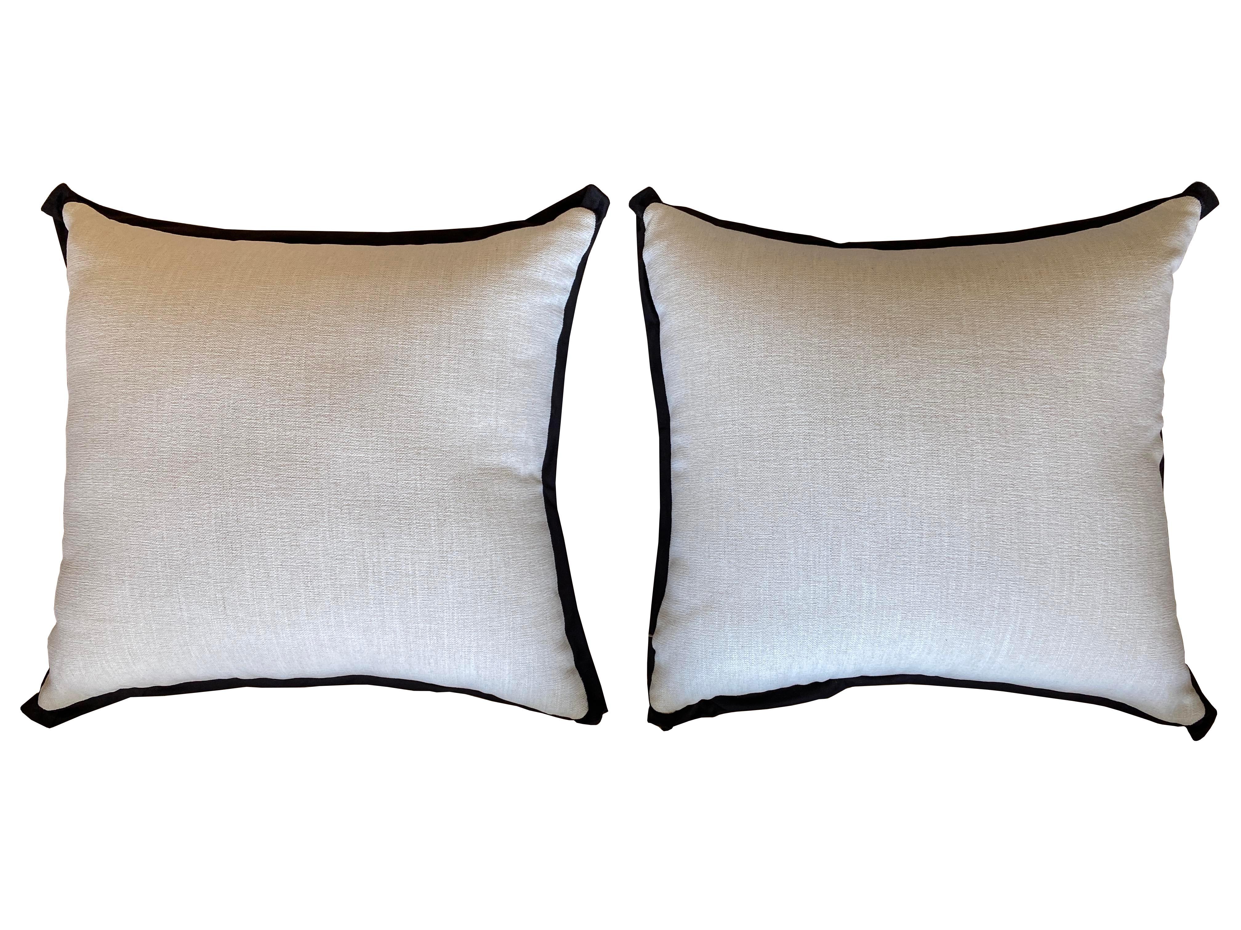 Ajoutez une touche audacieuse et luxueuse à votre espace avec cette paire de coussins décoratifs personnalisés. La face avant est composée d'un tissu imprimé animalier de première qualité Thibaut, réputé pour ses motifs dynamiques et sa qualité de