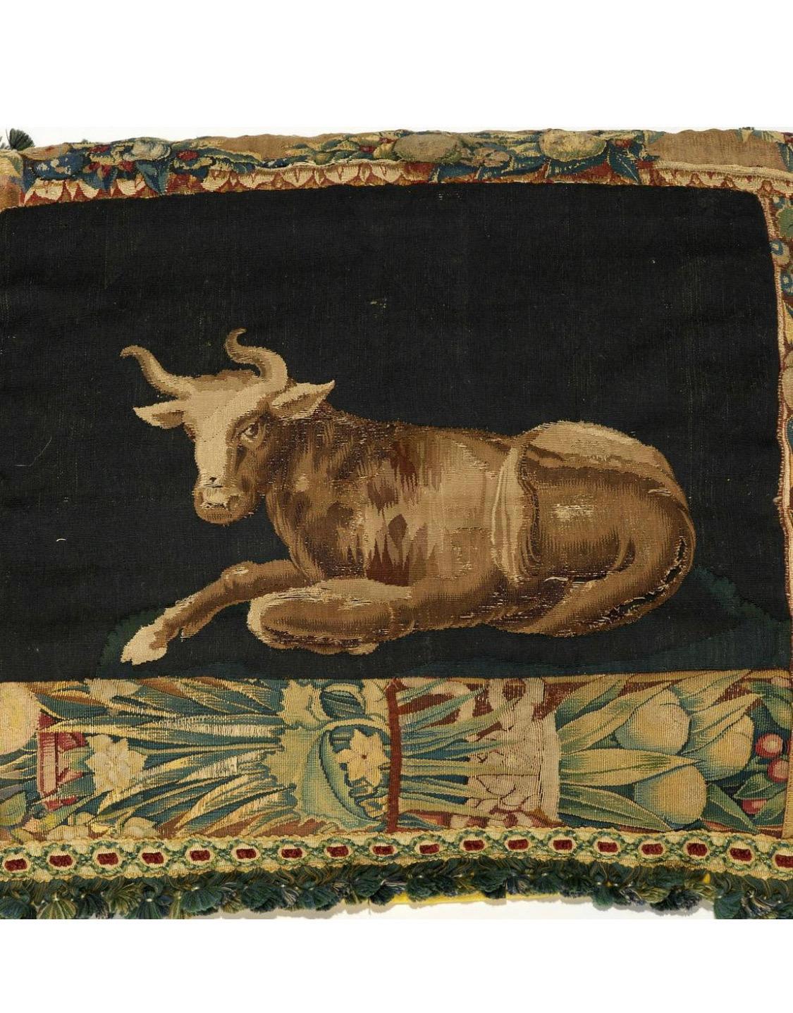Paar große antike Brüsseler Kissen aus dem 18. Jahrhundert mit Tieren, Löwe und Stier (Handgewebt) im Angebot