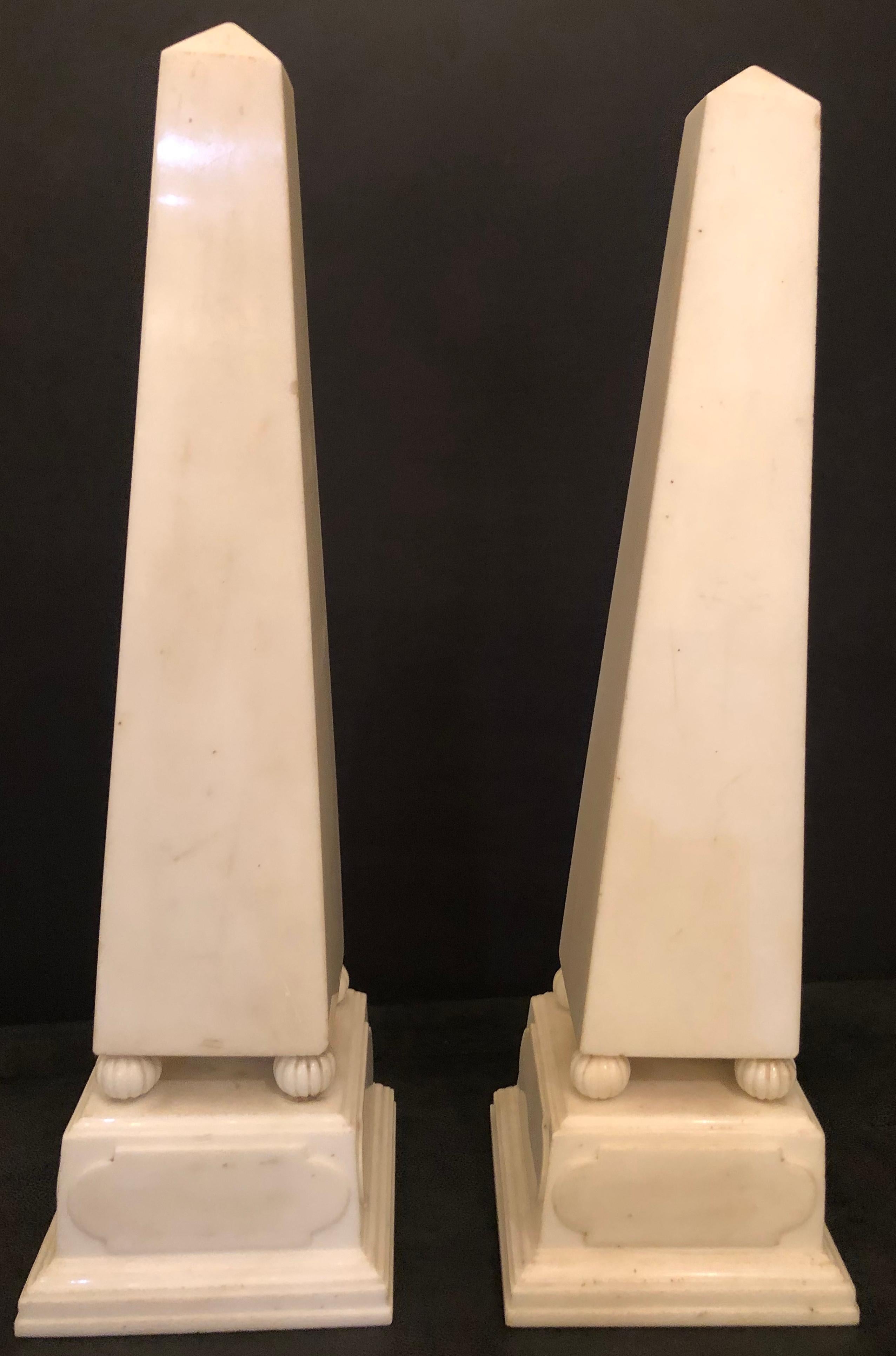 Paar palastartige antike Obelisken aus massivem Marmor des 19. und 20. Jahrhunderts auf Sockeln. Die Obelisken lassen sich von den Sockeln lösen.