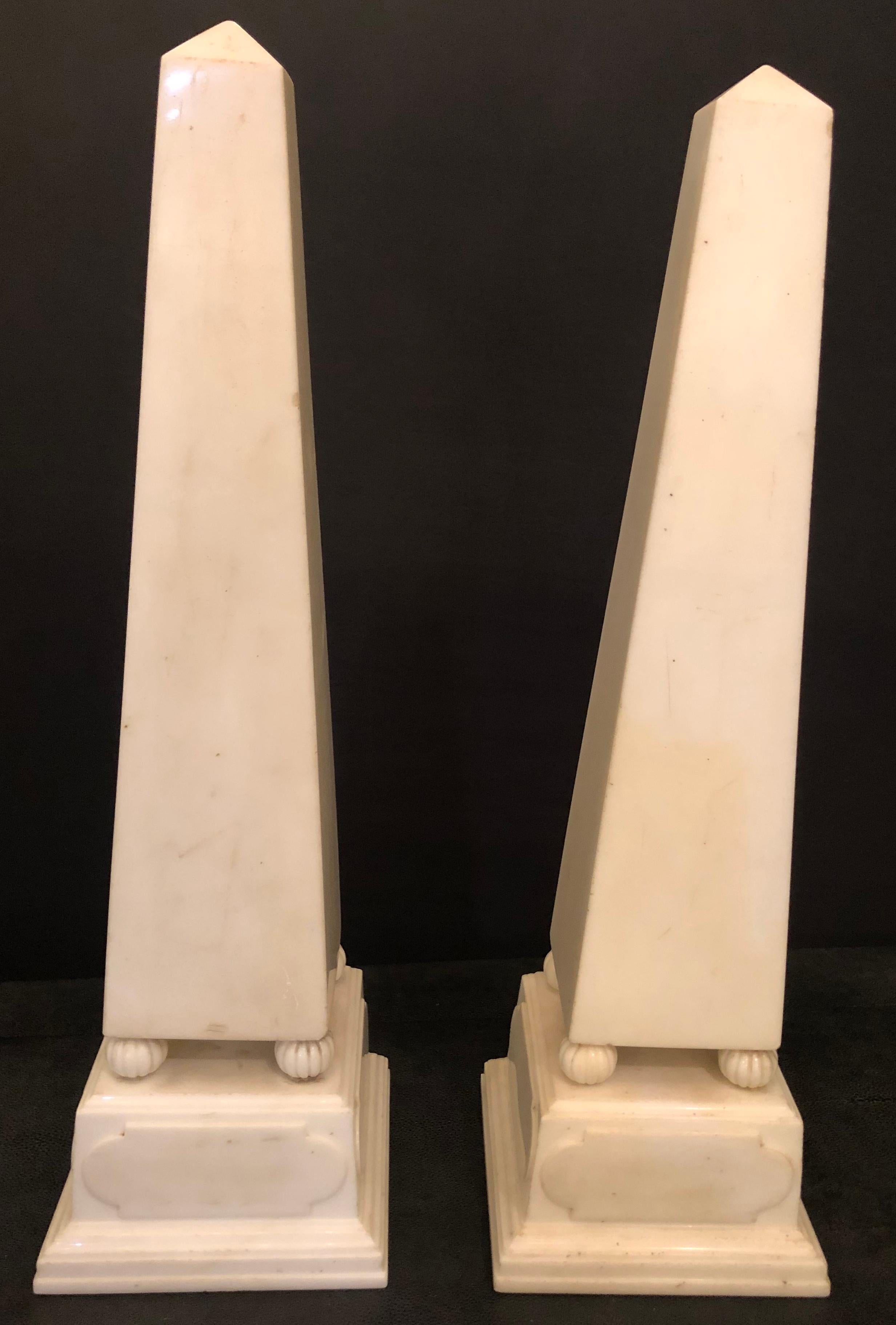 Paar große antike Obelisken aus massivem Marmor des 19. und 20. Jahrhunderts auf Sockeln im Zustand „Gut“ im Angebot in Stamford, CT