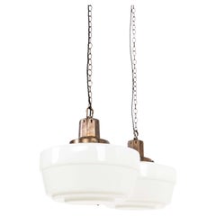 Pareja de grandes lámparas colgantes antiguas Art Decó de cristal opalino escalonado, c.1930