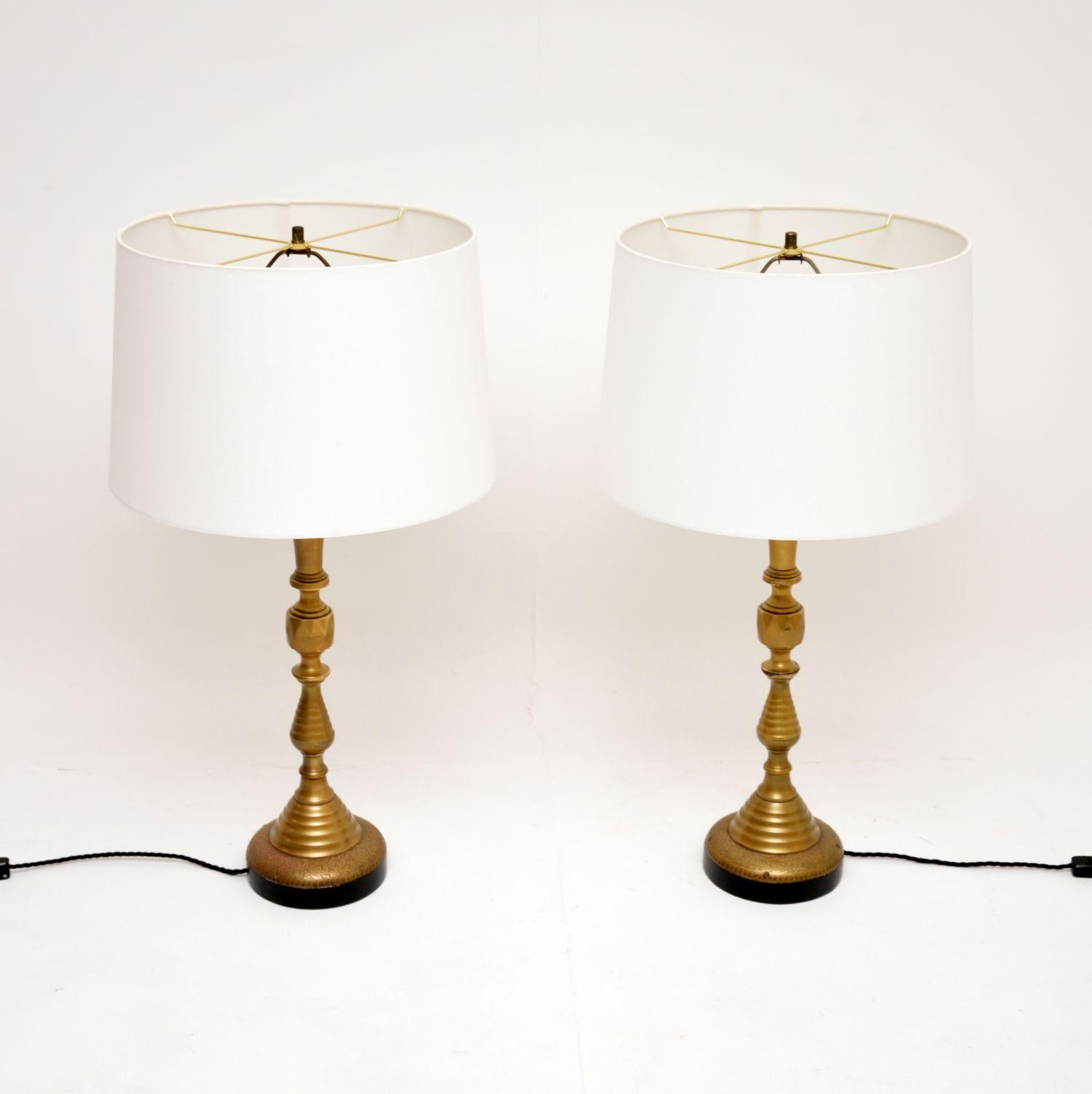 Ein sehr beeindruckendes Paar antiker Messing-Tischlampen, etwa aus den 1950er Jahren.

Sie sind von hervorragender Qualität, mit schönen, im viktorianischen Stil gedrehten Säulen und schönen, komplizierten Mustern auf dem Sockel.

Der Zustand ist