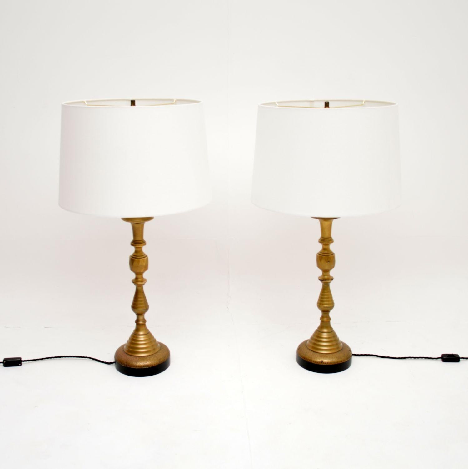 Victorien Grande paire de lampes de bureau anciennes en laiton en vente