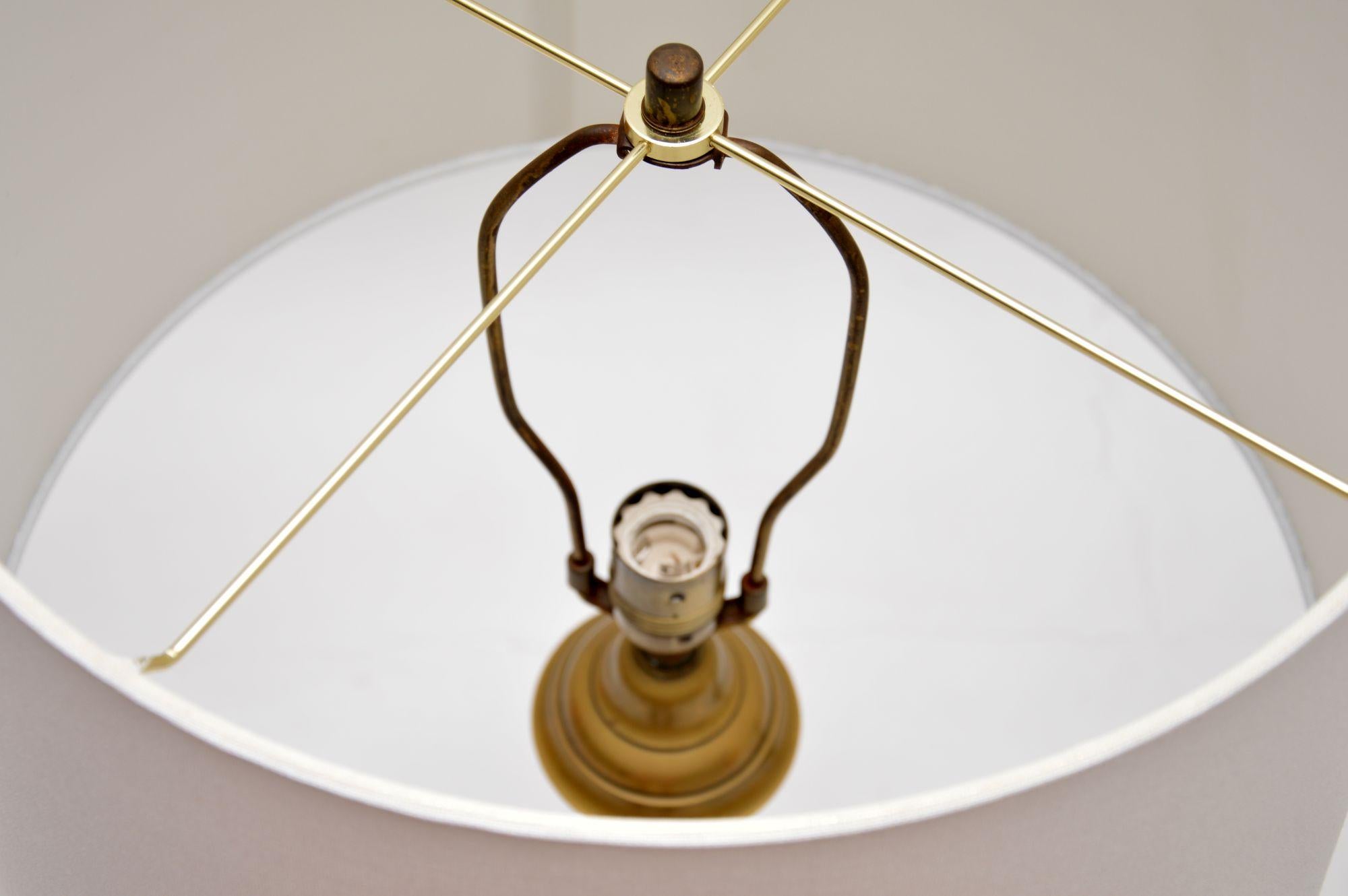 Milieu du XXe siècle Grande paire de lampes de bureau anciennes en laiton en vente