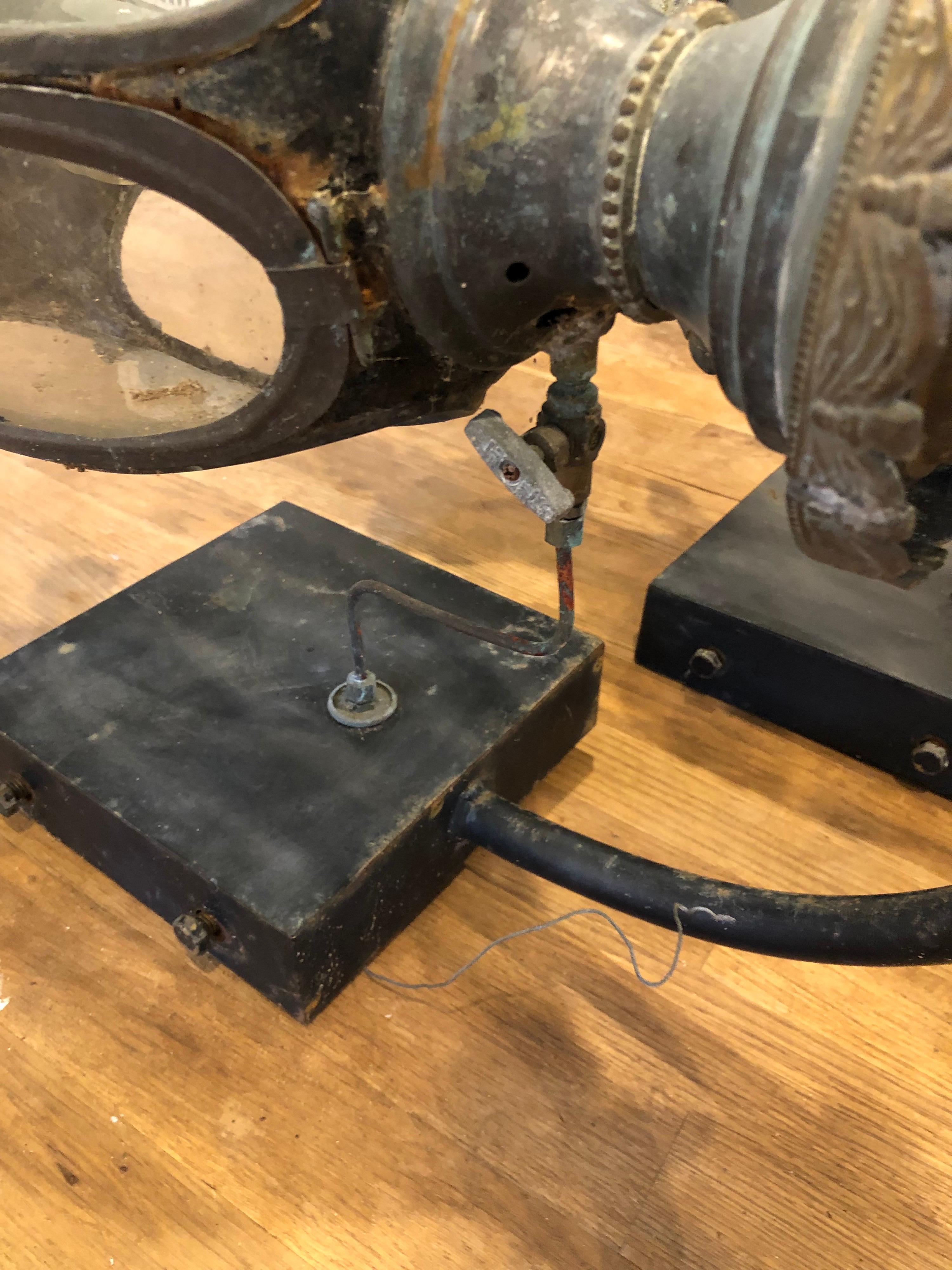 Paire de grandes lanternes anciennes en bronze et fer en vente 2