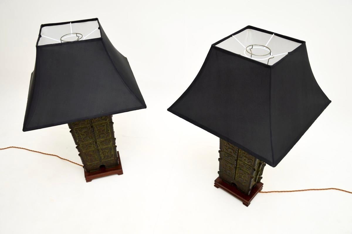 Une paire exceptionnelle de lampes de table orientales en bronze ancien. Elles ont probablement été fabriquées en Chine et datent des années 1930.

Ils sont d'une qualité exceptionnelle, ils sont très grands et extrêmement impressionnants, il est