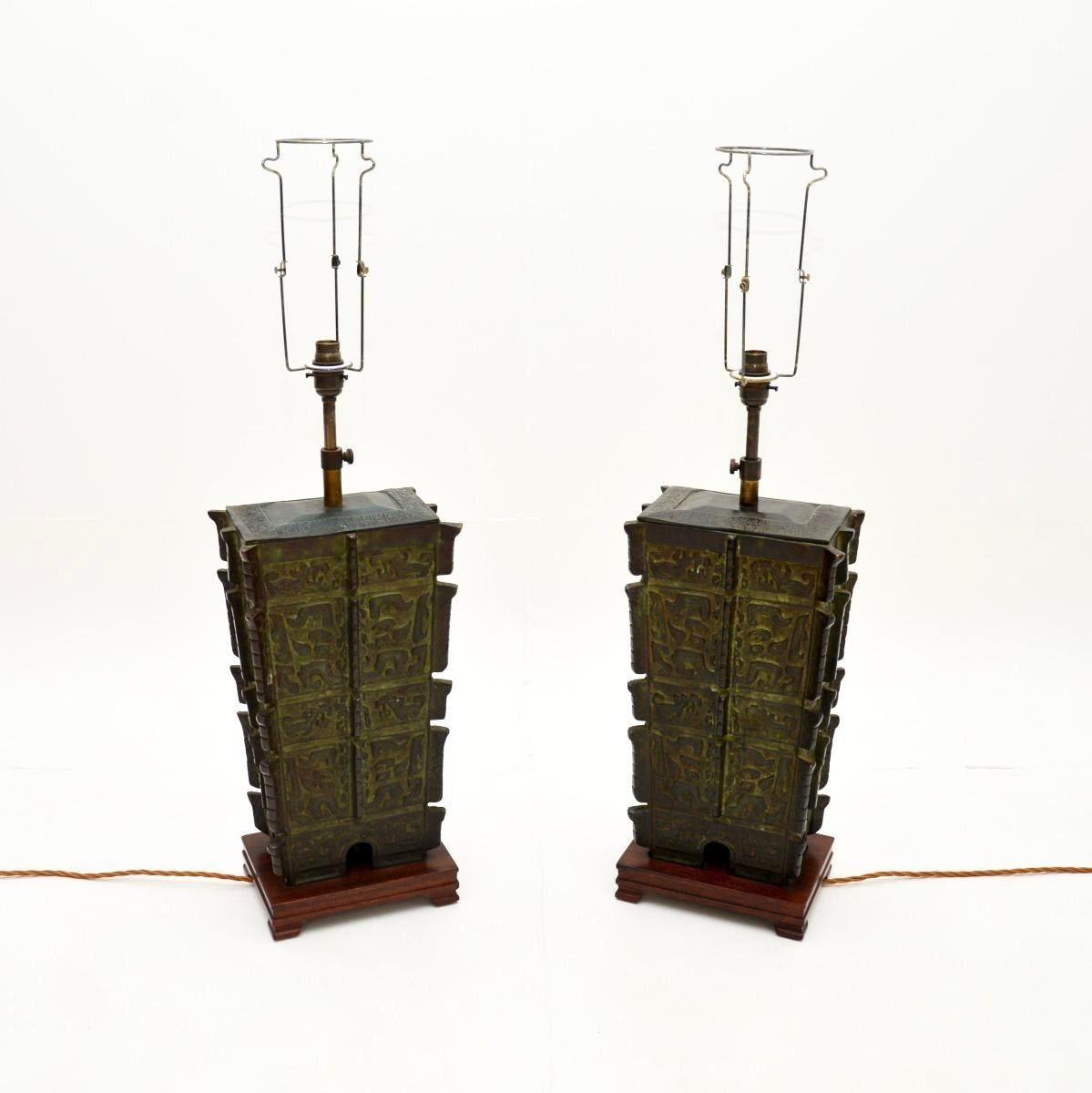 Chinois Paire de grandes lampes de table orientales en bronze ancien en vente