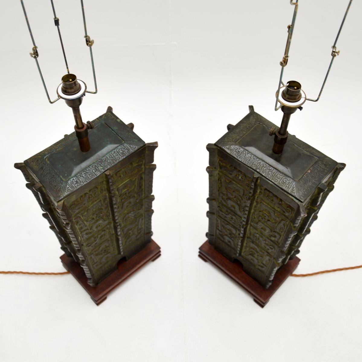 Paire de grandes lampes de table orientales en bronze ancien Bon état - En vente à London, GB