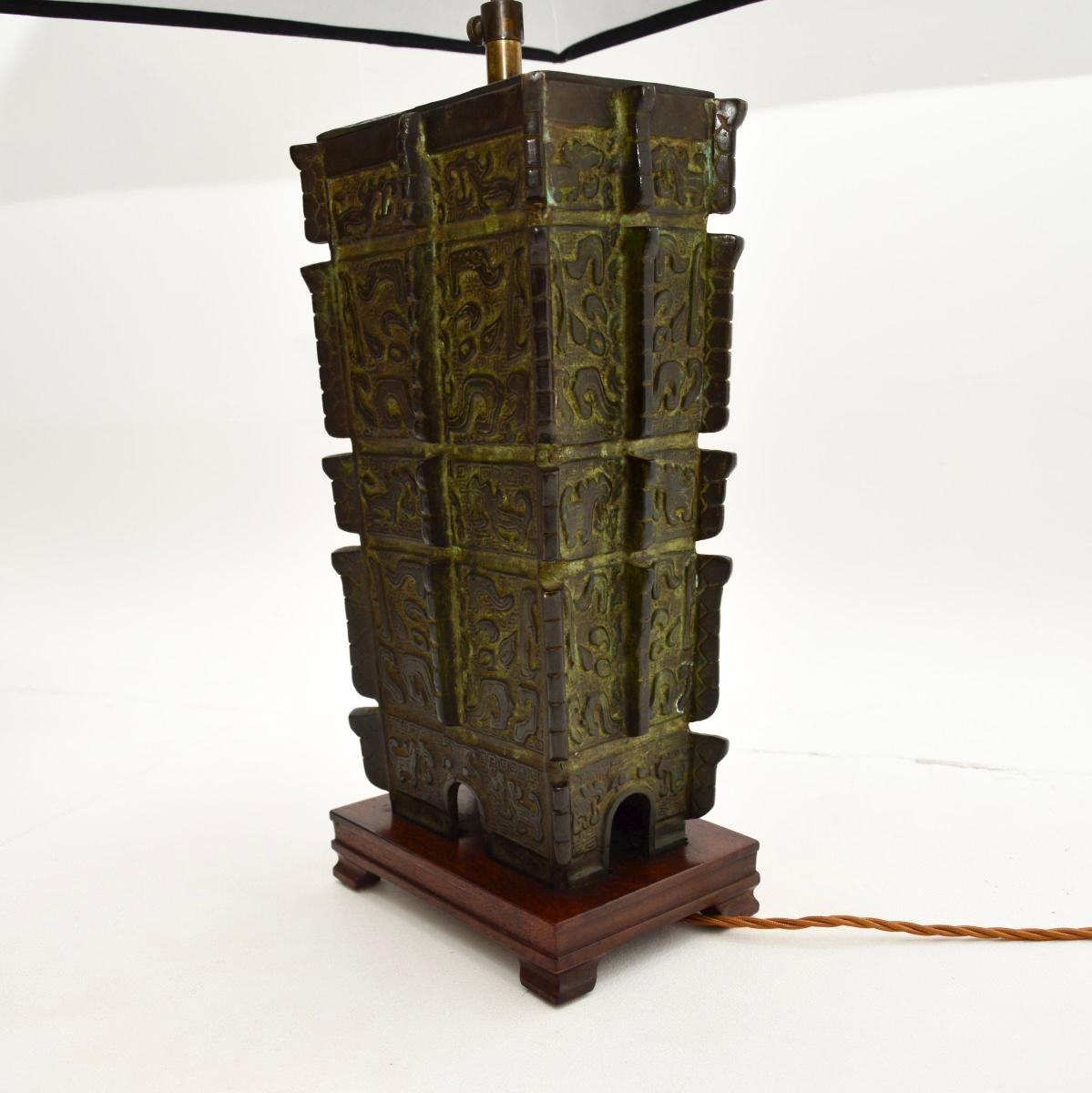 Bronze Paire de grandes lampes de table orientales en bronze ancien en vente