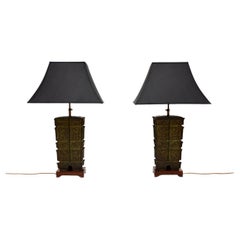 Coppia di grandi lampade da tavolo orientali in bronzo antico