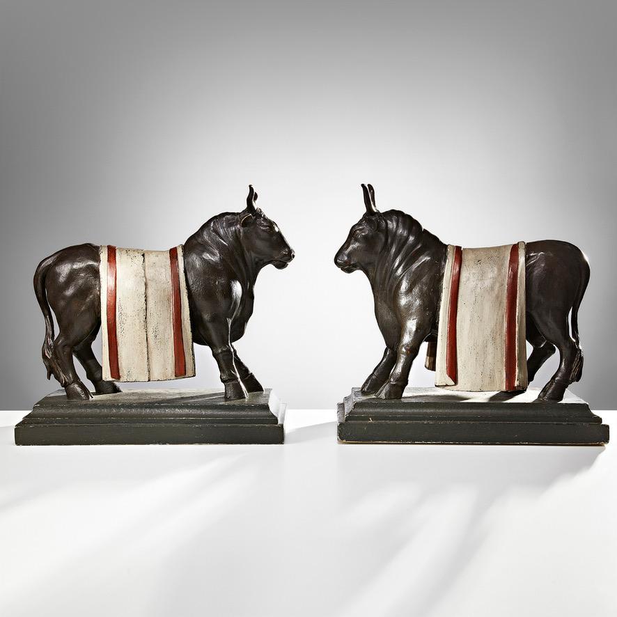 Paar geschnitzte hölzerne Stier-Skulpturen Europa CIRCA 1840 (Spanisch Kolonial) im Angebot