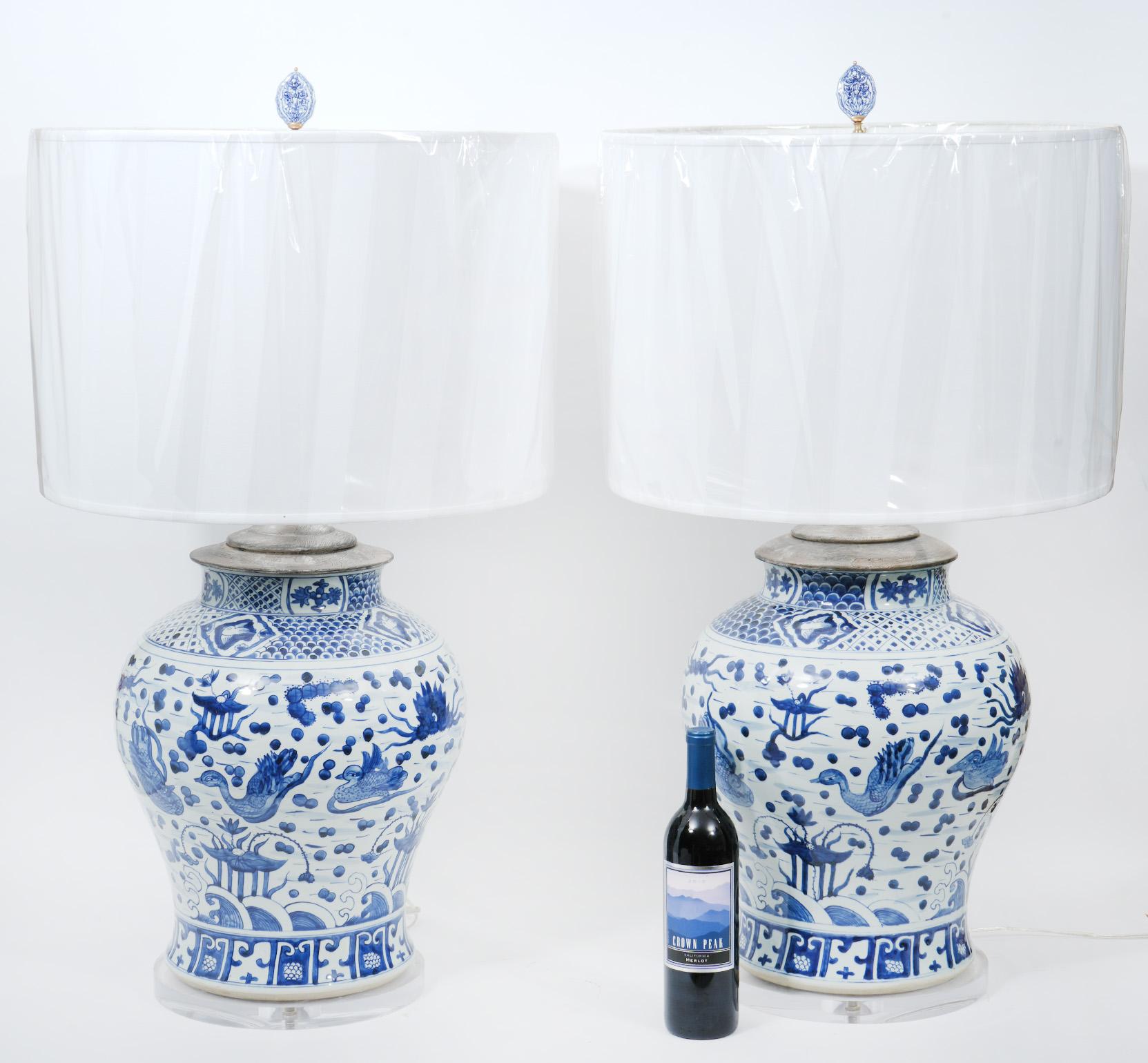 Chinois Paire de grandes lampes chinoises anciennes en porcelaine bleue et blanche en vente