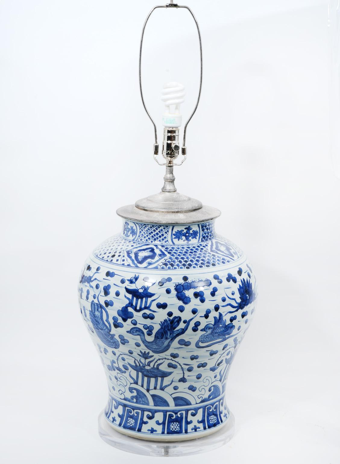 Paire de grandes lampes chinoises anciennes en porcelaine bleue et blanche Excellent état - En vente à Ft. Lauderdale, FL