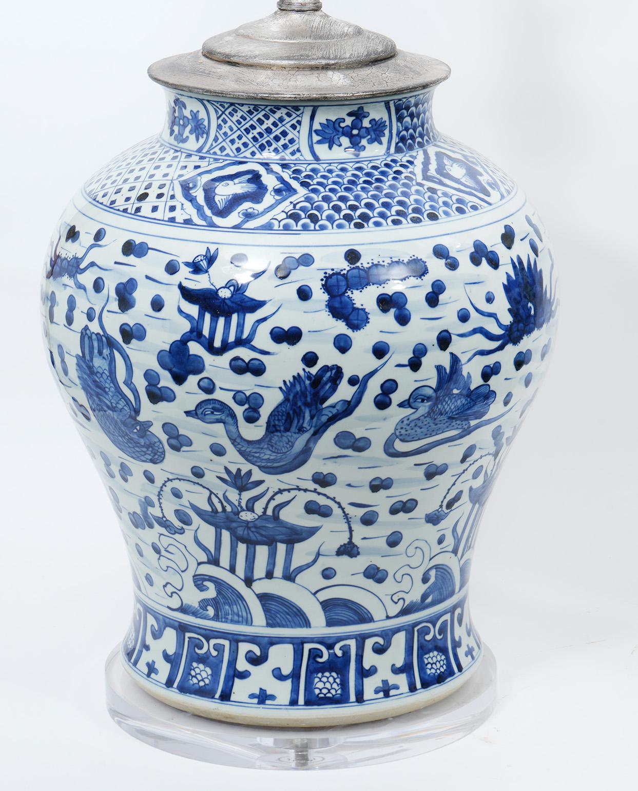 20ième siècle Paire de grandes lampes chinoises anciennes en porcelaine bleue et blanche en vente