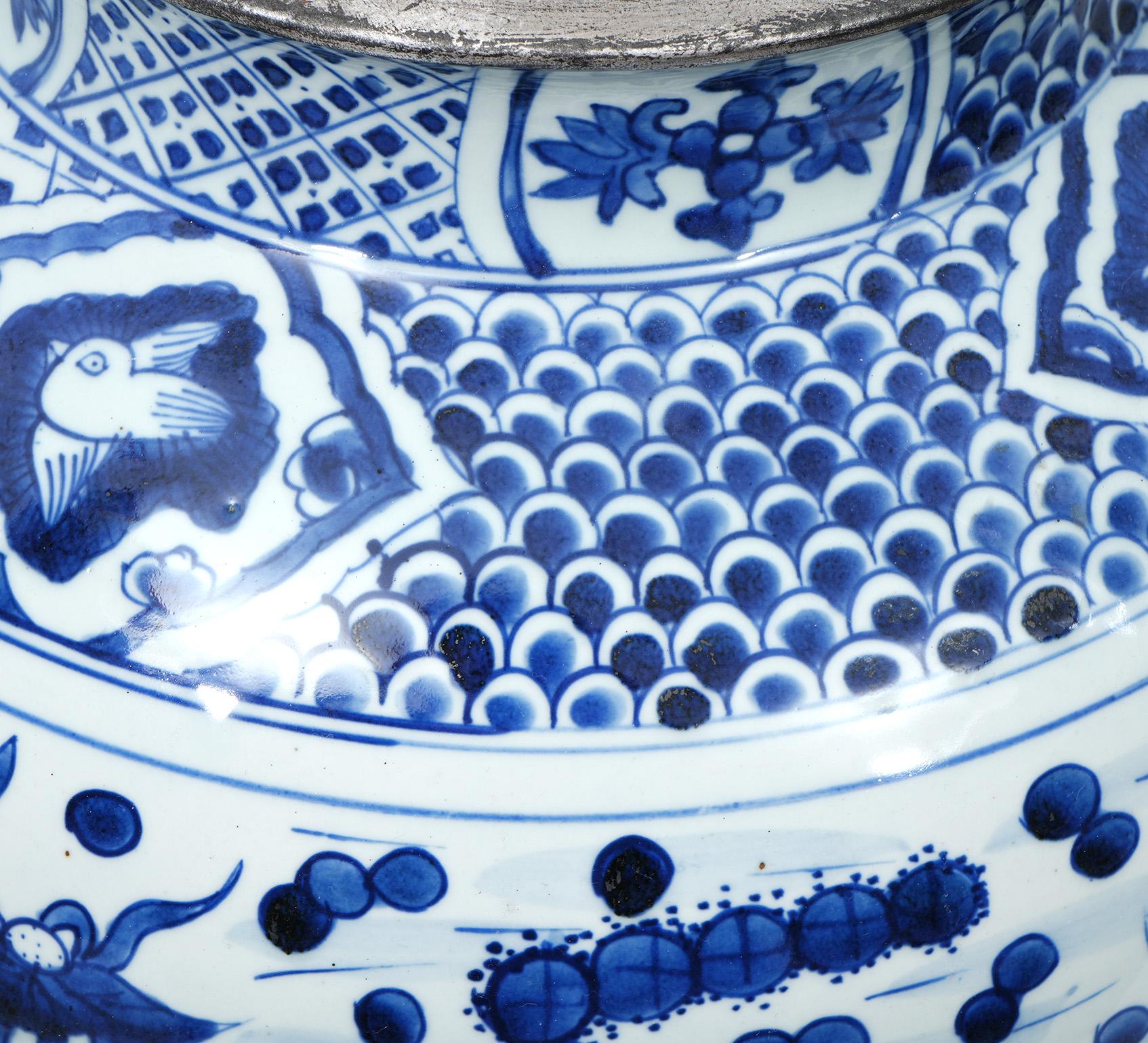 Paar GROSSE antike chinesische Porzellanlampen in Blau und Weiß im Angebot 1