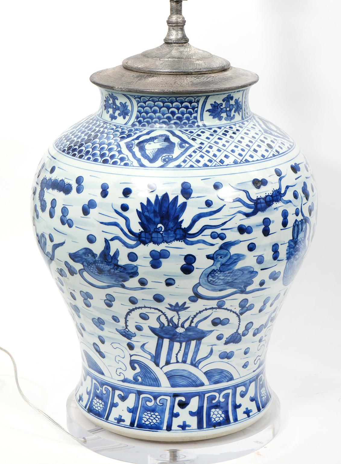 Paar GROSSE antike chinesische Porzellanlampen in Blau und Weiß im Angebot 2