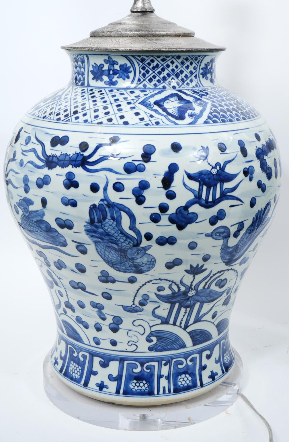 Paar GROSSE antike chinesische Porzellanlampen in Blau und Weiß im Angebot 3