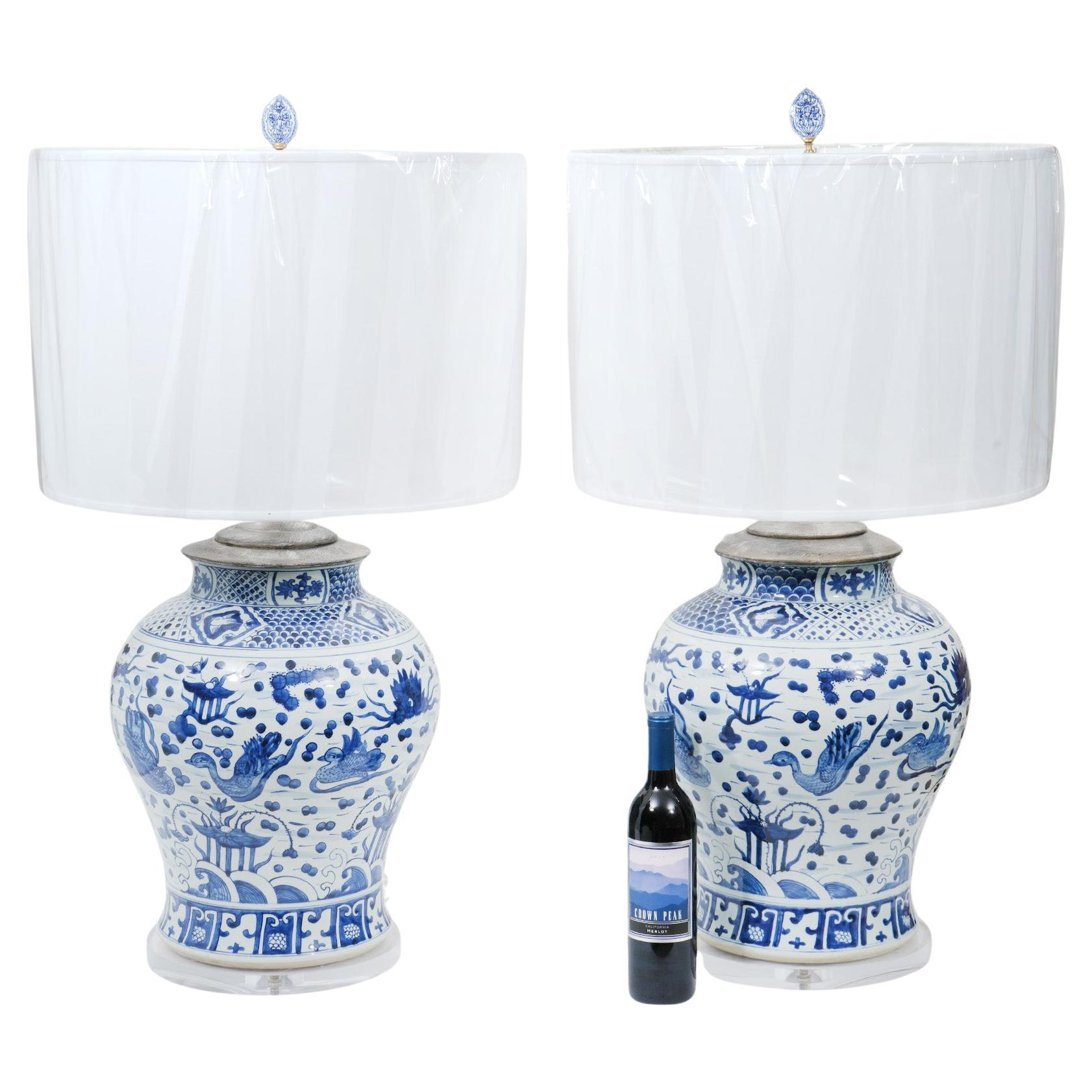 Paire de grandes lampes chinoises anciennes en porcelaine bleue et blanche