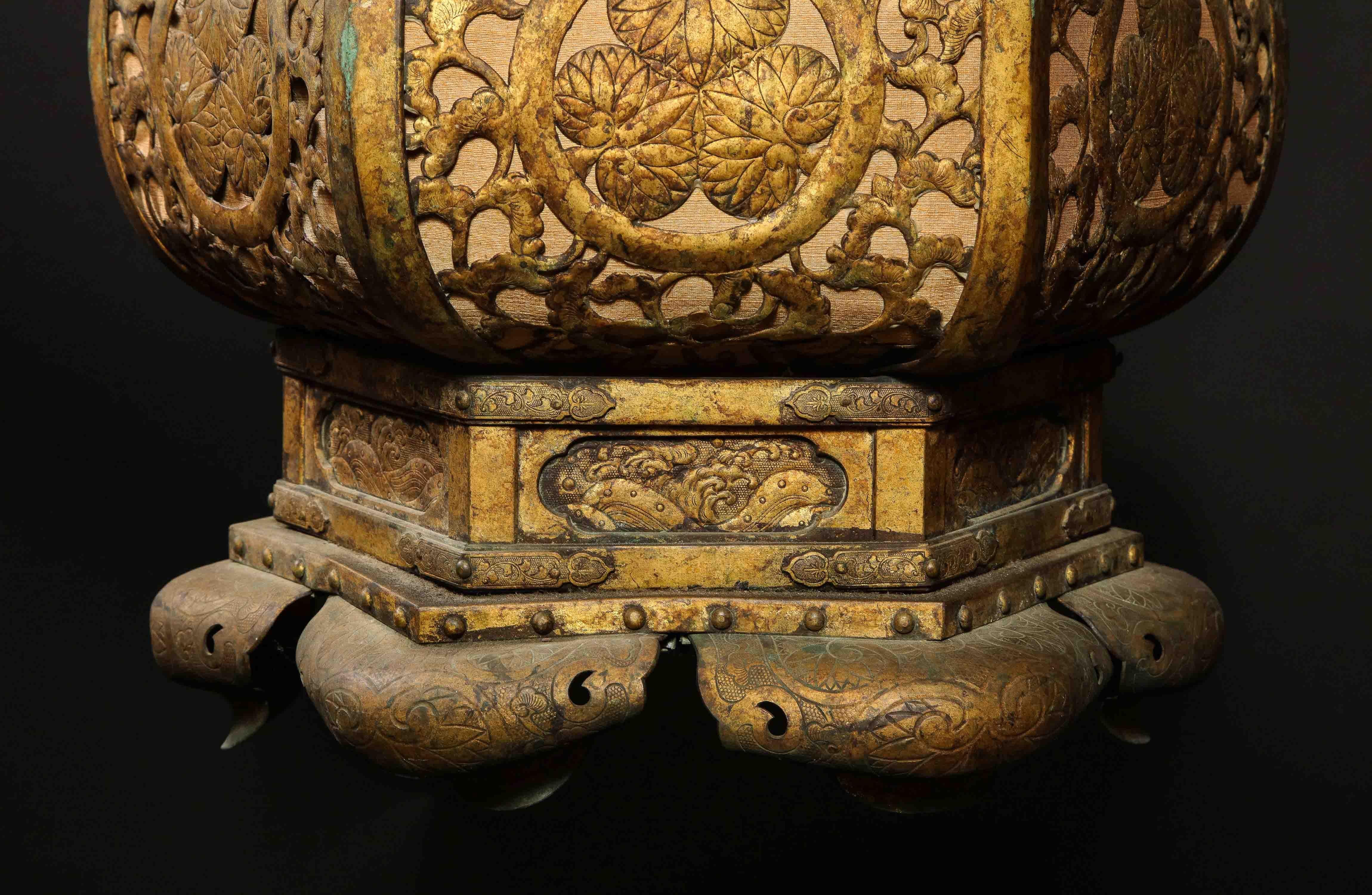 Große antike japanische vergoldete Kupferlaternen, Paar im Angebot 8