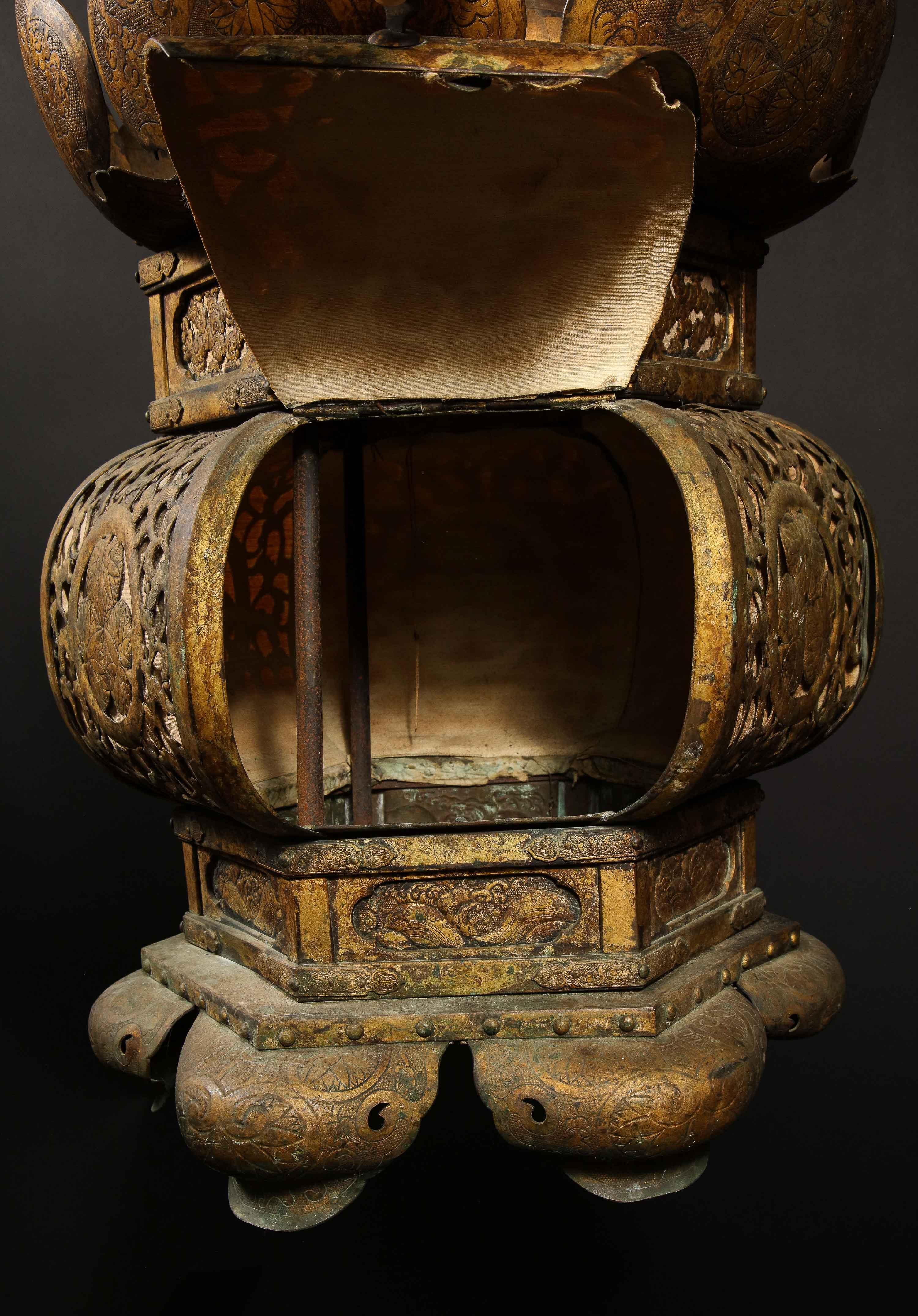 Große antike japanische vergoldete Kupferlaternen, Paar im Angebot 9