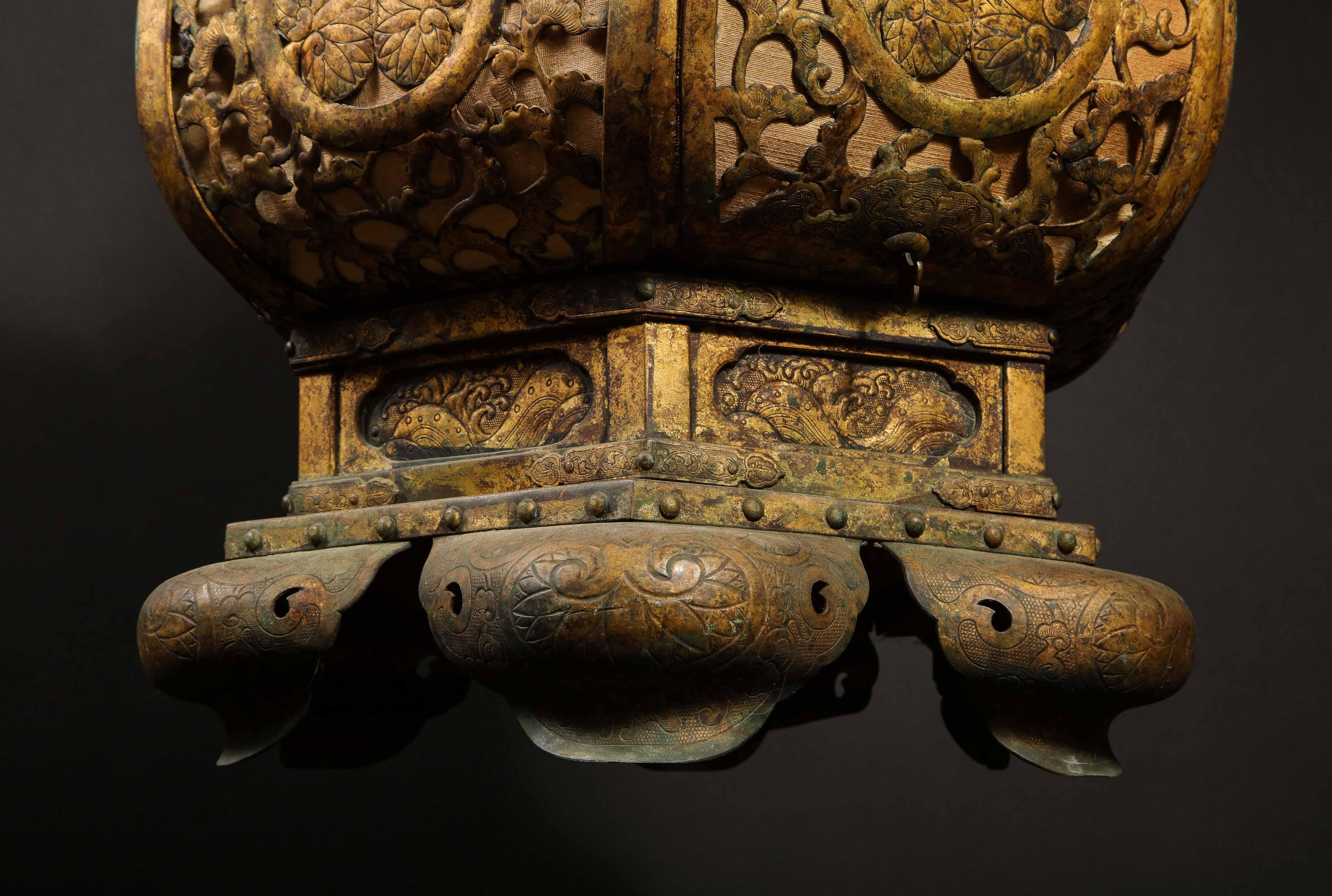 Große antike japanische vergoldete Kupferlaternen, Paar im Angebot 14