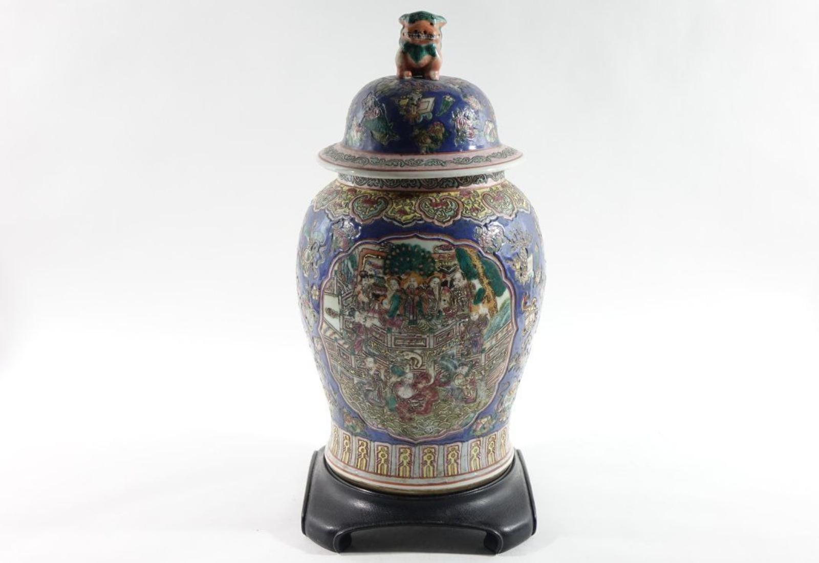 Paire de grandes urnes anciennes en porcelaine de Chine avec couvercle en forme de lion et Stand en Wood en vente 4